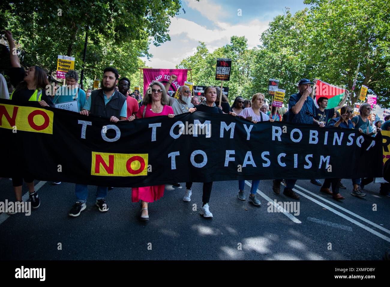 Les manifestants défilent avec une grande bannière pendant la manifestation. Tommy Robinson a convoqué une manifestation dans le centre de Londres. Robinson a une longue histoire de mobilisation des voyous racistes et fascistes d'extrême droite. La récente série de manifestations d'extrême droite a visé la population musulmane et les mobilisations palestiniennes. L'extrême droite a fait cause commune avec les organisations pro-israéliennes et a essayé de prétendre que les marches pacifiques de masse en Palestine sont des « marches de haine ». Cela fait partie de leur islamophobie implacable. Ils sont sortis et ont attaqué la police en réponse à l'appel de Suella Braverman à 'd. Banque D'Images Les manifestants défilent avec une grande bannière pendant la manifestation. Tommy Robinson a convoqué une manifestation dans le centre de Londres. Robinson a une longue histoire de mobilisation des voyous racistes et fascistes d'extrême droite. La récente série de manifestations d'extrême droite a visé la population musulmane et les mobilisations palestiniennes. L'extrême droite a fait cause commune avec les organisations pro-israéliennes et a essayé de prétendre que les marches pacifiques de masse en Palestine sont des « marches de haine ». Cela fait partie de leur islamophobie implacable. Ils sont sortis et ont attaqué la police en réponse à l'appel de Suella Braverman à 'd. Banque D'Images