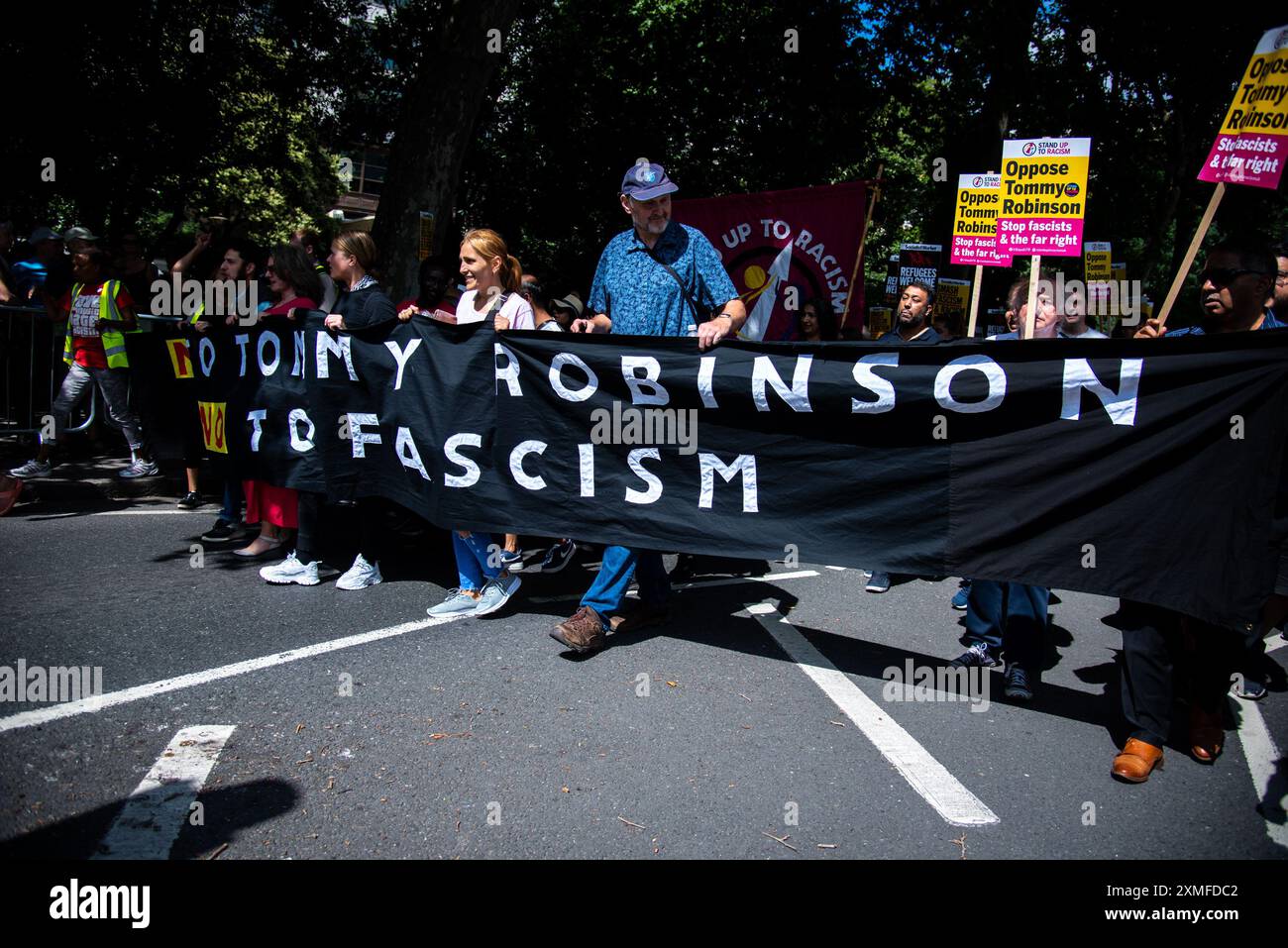 Les manifestants défilent avec une grande bannière pendant la manifestation. Tommy Robinson a convoqué une manifestation dans le centre de Londres. Robinson a une longue histoire de mobilisation des voyous racistes et fascistes d'extrême droite. La récente série de manifestations d'extrême droite a visé la population musulmane et les mobilisations palestiniennes. L'extrême droite a fait cause commune avec les organisations pro-israéliennes et a essayé de prétendre que les marches pacifiques de masse en Palestine sont des « marches de haine ». Cela fait partie de leur islamophobie implacable. Ils sont sortis et ont attaqué la police en réponse à l'appel de Suella Braverman à 'd. Banque D'Images Les manifestants défilent avec une grande bannière pendant la manifestation. Tommy Robinson a convoqué une manifestation dans le centre de Londres. Robinson a une longue histoire de mobilisation des voyous racistes et fascistes d'extrême droite. La récente série de manifestations d'extrême droite a visé la population musulmane et les mobilisations palestiniennes. L'extrême droite a fait cause commune avec les organisations pro-israéliennes et a essayé de prétendre que les marches pacifiques de masse en Palestine sont des « marches de haine ». Cela fait partie de leur islamophobie implacable. Ils sont sortis et ont attaqué la police en réponse à l'appel de Suella Braverman à 'd. Banque D'Images