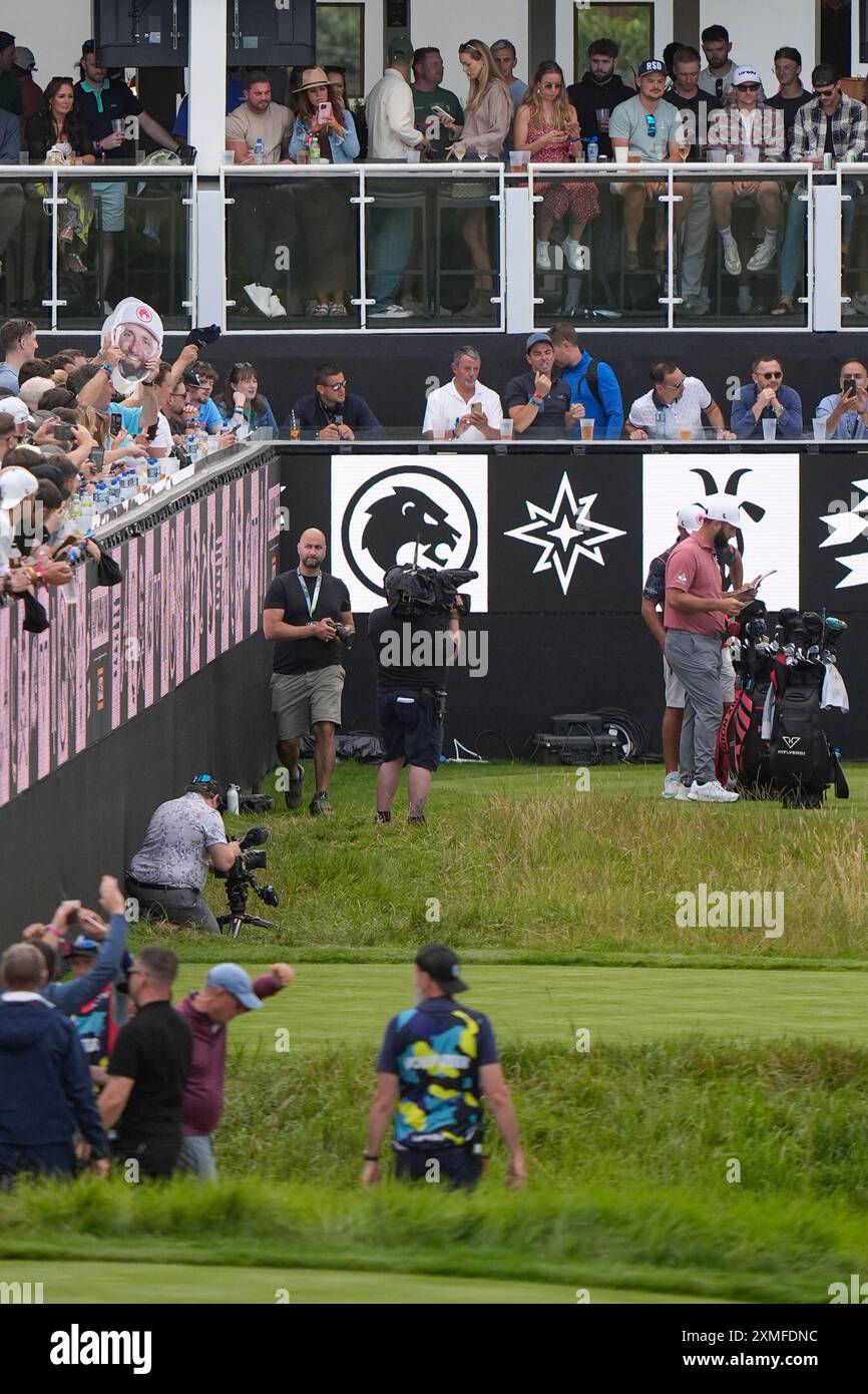 27 juillet 2024 ; JCB Golf & amp ; Country Club, Rocester, Uttoxeter, Angleterre ; LIV UK Golf League, 2e manche ; les fans brandissent de grandes affiches de Jon Rahm de la Légion XIII GC Banque D'Images