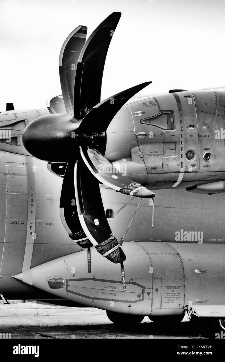 Riat 2024 Fairford un Airbus A400M Atlas C1 de la RAF est un avion de transport à quatre moteurs montrant les hélices courbées massives conçues pour le liftin lourd Banque D'Images