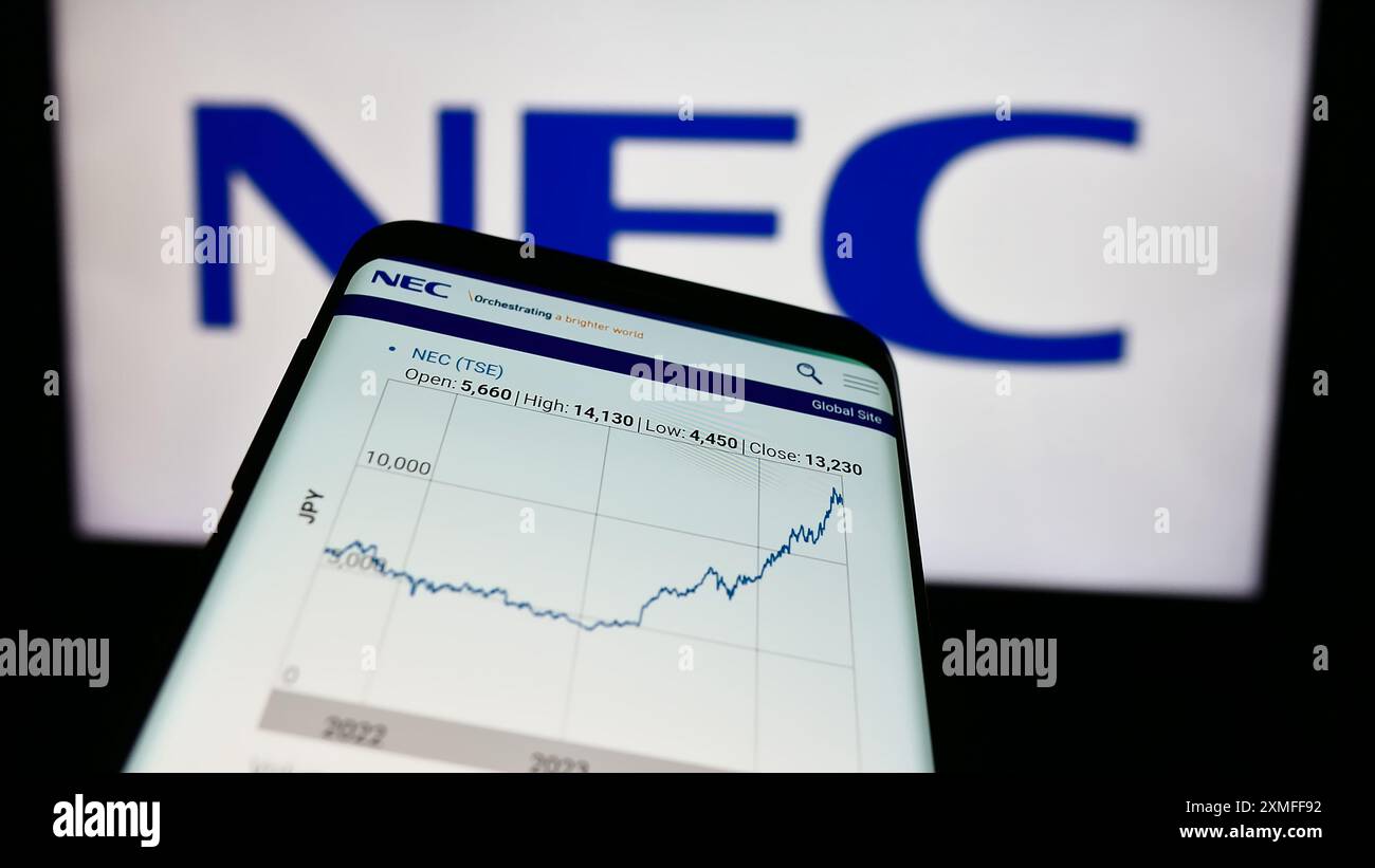 Smartphone avec le site Web de la société japonaise de technologie de l'information NEC Corporation devant le logo de l'entreprise. Concentrez-vous sur le coin supérieur gauche de l'écran du téléphone. Banque D'Images