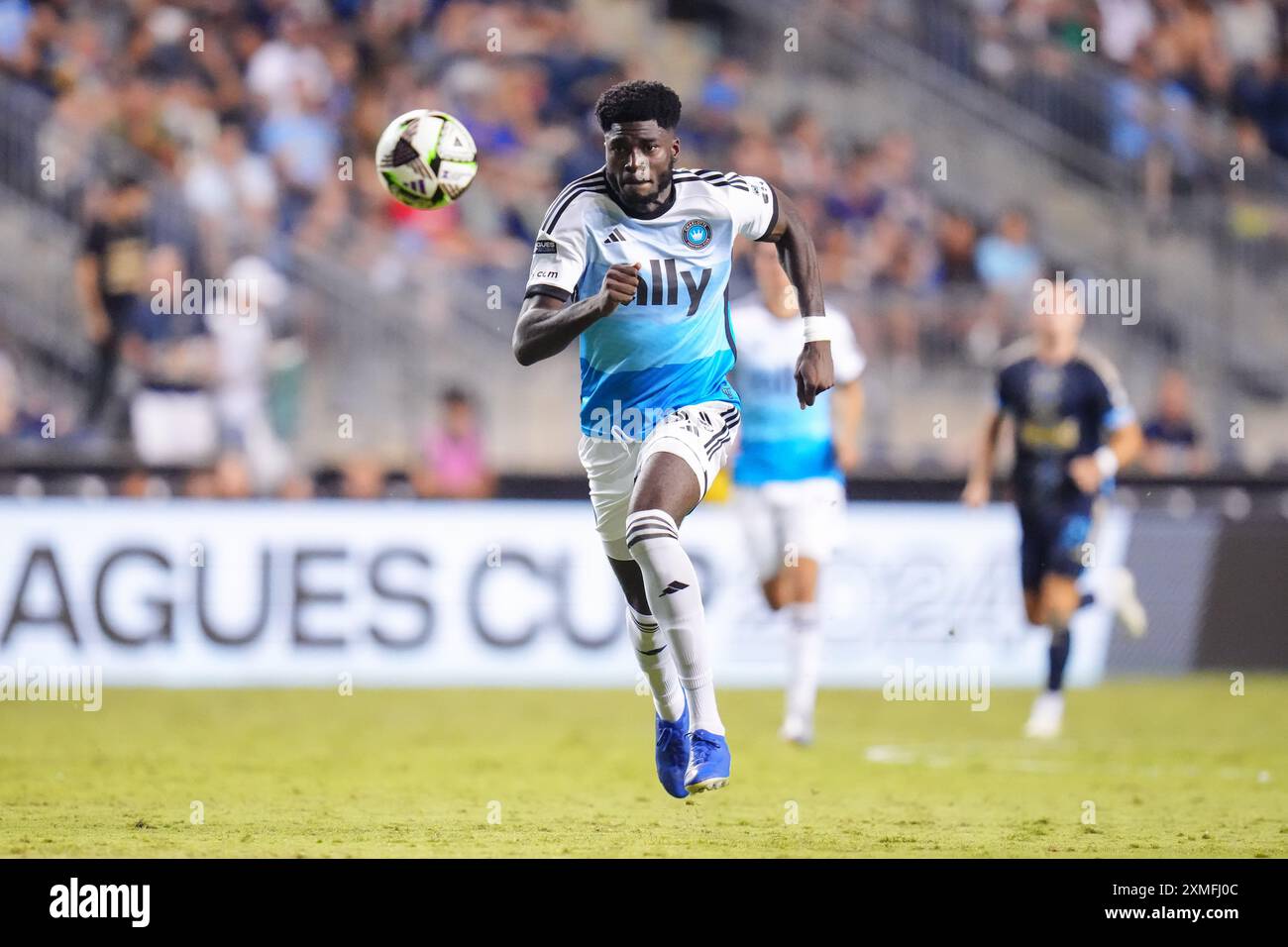 Chester, Pennsylvanie, États-Unis. 27 juillet 2024. Patrick Agyemang (33), attaquant du Charlotte FC, poursuit le ballon lors de la deuxième moitié d'un match de la MLS contre l'Union de Philadelphie au Subaru Park à Chester, en Pennsylvanie. Kyle Rodden/CSM/Alamy Live News Banque D'Images