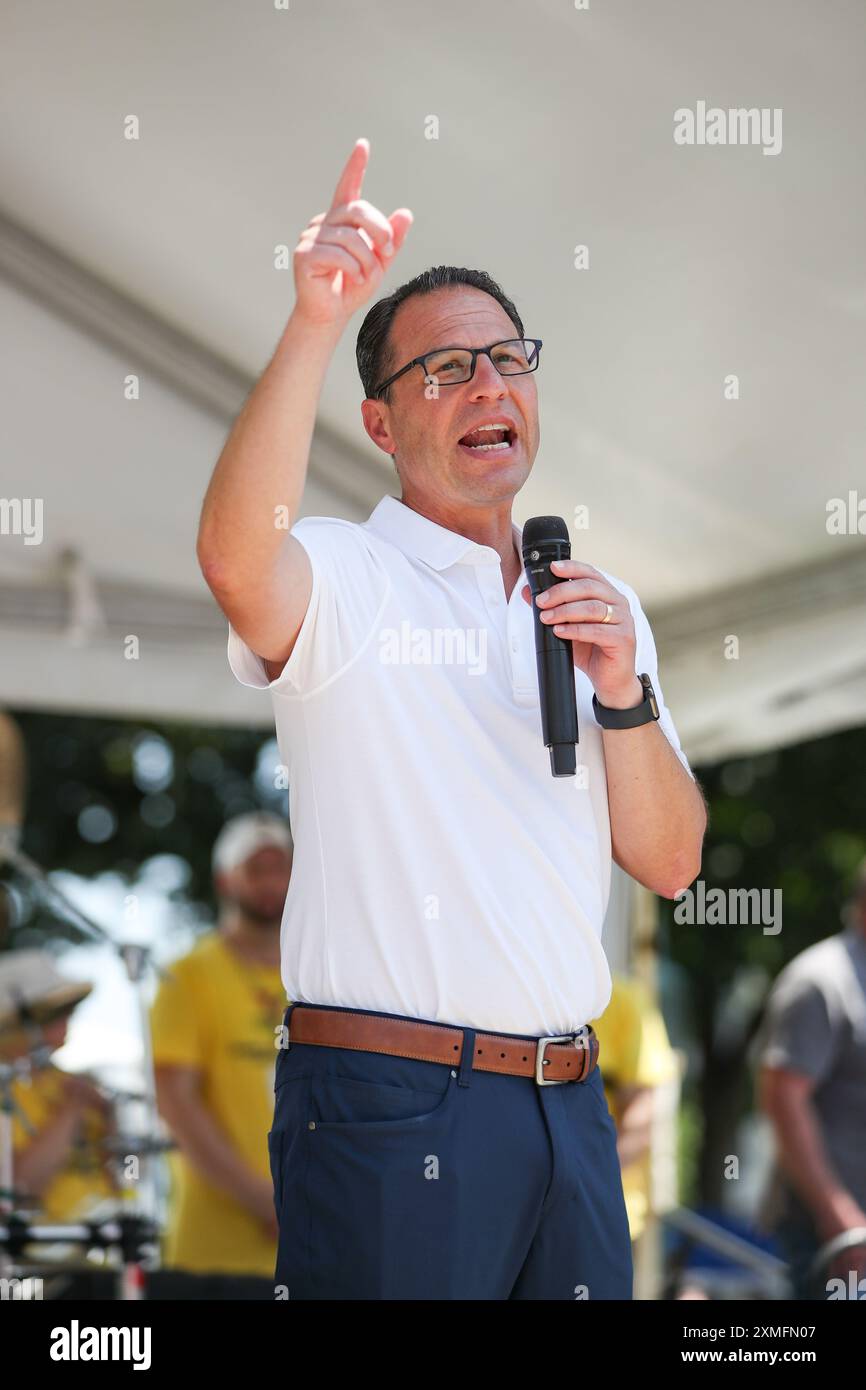 Harrisburg, États-Unis. 27 juillet 2024. Le gouverneur de Pennsylvanie Josh Shapiro prend la parole au 32e Festival de la fierté de Central PA. Crédit : SOPA images Limited/Alamy Live News Banque D'Images