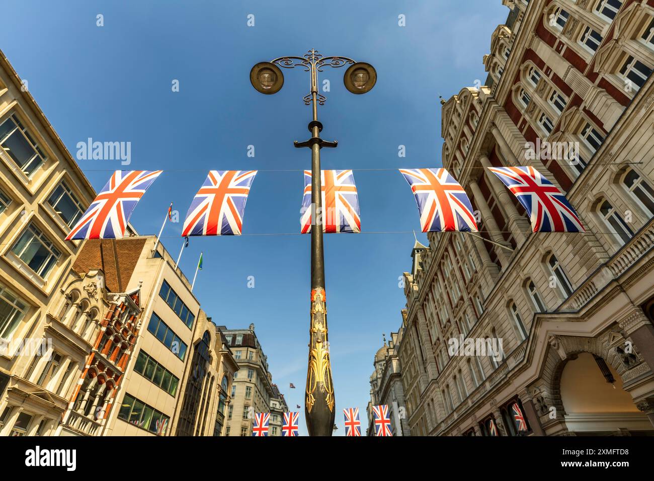 Plusieurs drapeaux de l'Union Jack britanniques, brandissant au-dessus de Strand Street au cœur de Londres, en Angleterre. Paysage urbain de Londres avec drapeaux, bâtiments de la ville. Banque D'Images