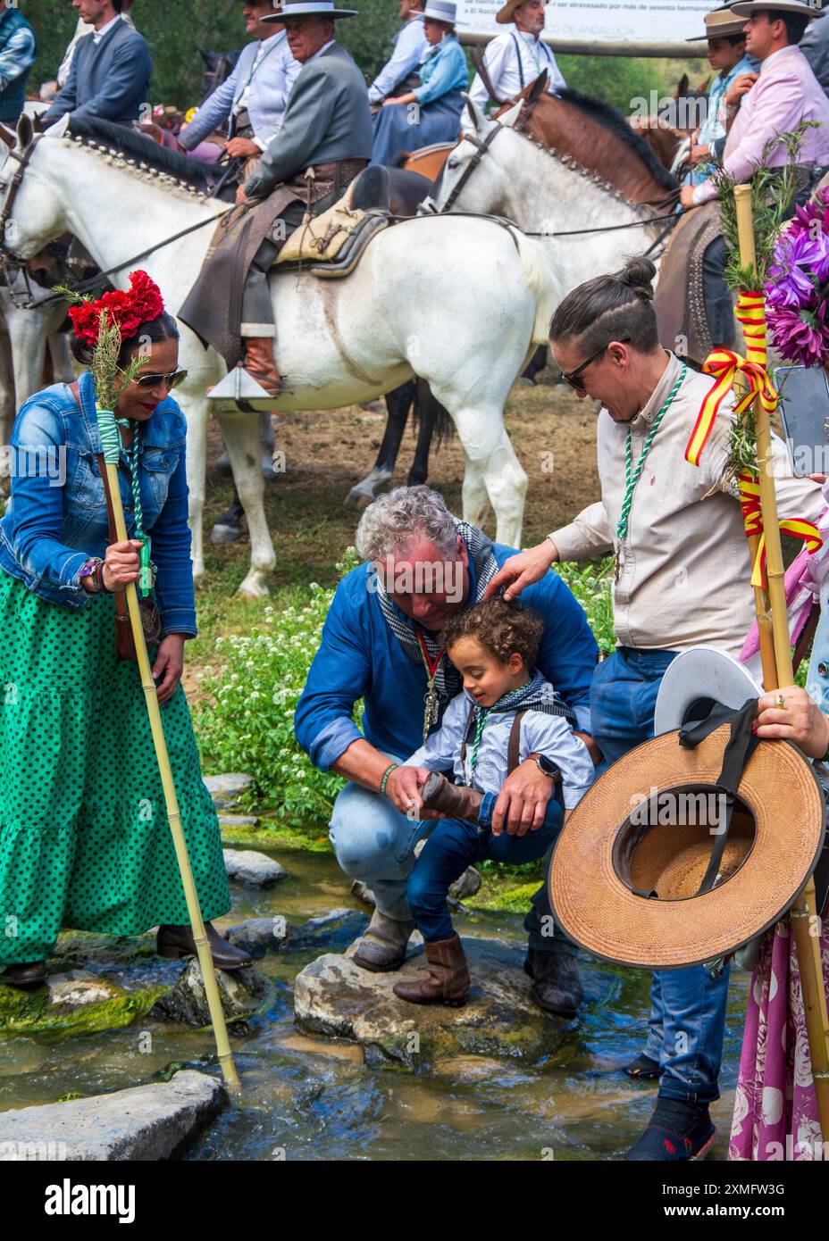 Baptême d'un enfant entouré de sa famille lors de la célébration du pèlerinage d'El Rocio à Almonte, Huelva, Espagne. Banque D'Images