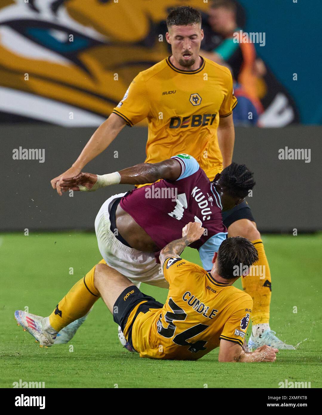 Jacksonville, Floride, États-Unis. 27 juillet 2024. Premier League amicale, West Ham United vs Wolverhampton. Luke Cundle des loups (34) tire vers le bas Mohammad Kudus de West Ham (14). Crédit photo : Tim Davis/Alamy Live News Banque D'Images