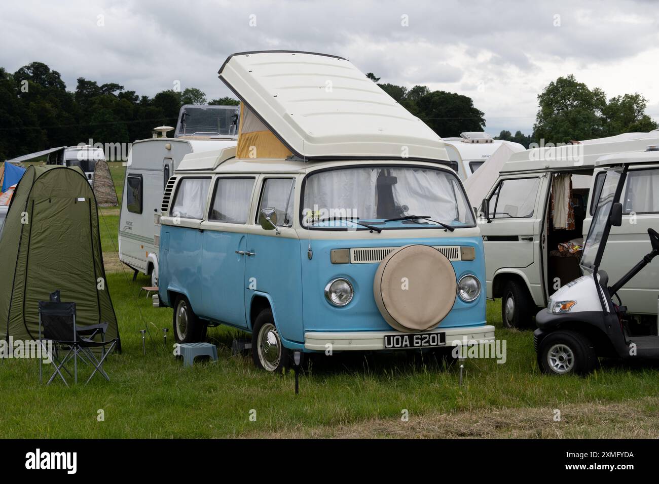 Camping-car VW au camping Warwick Folk Festival, Warwickshire, Royaume-Uni Banque D'Images