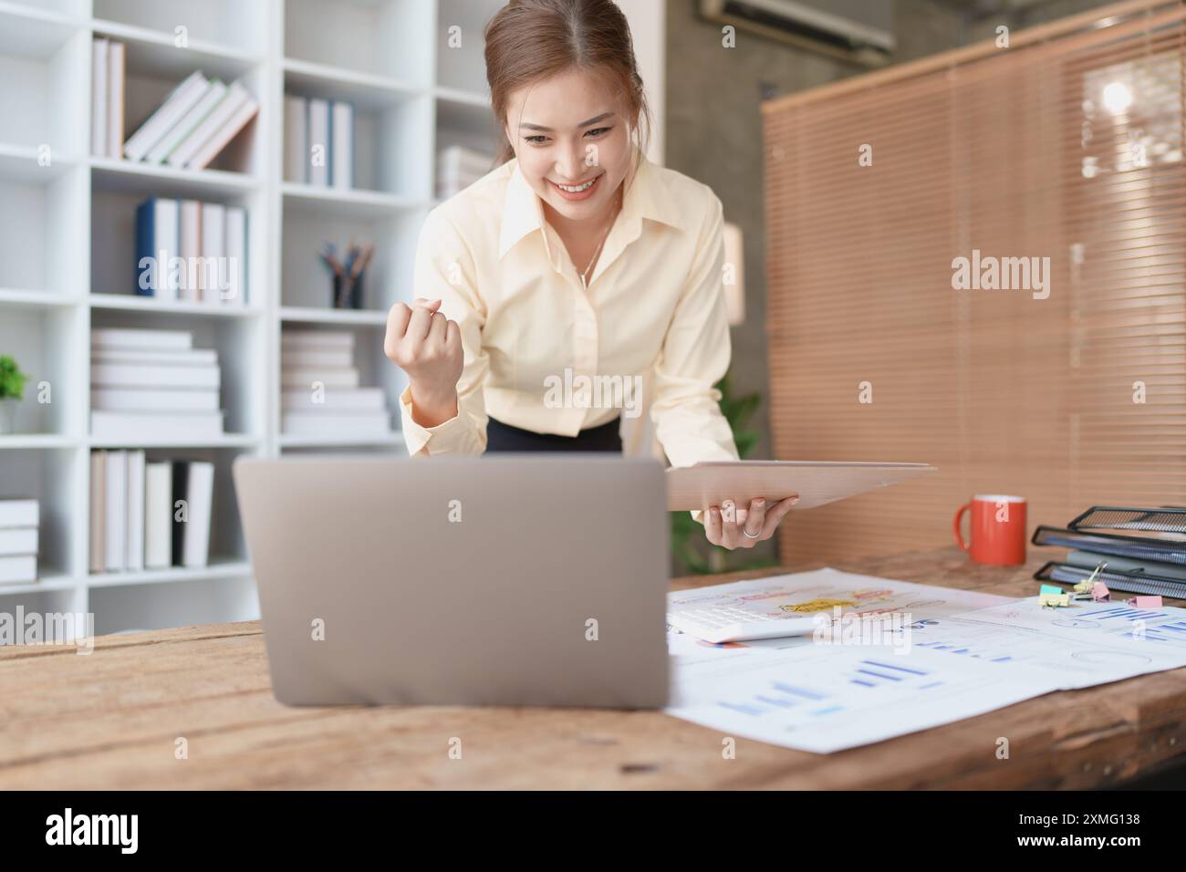 woman happiness planifie le succès financier en intégrant des stratégies de budget et de marketing pour optimiser la gestion financière globale. Banque D'Images