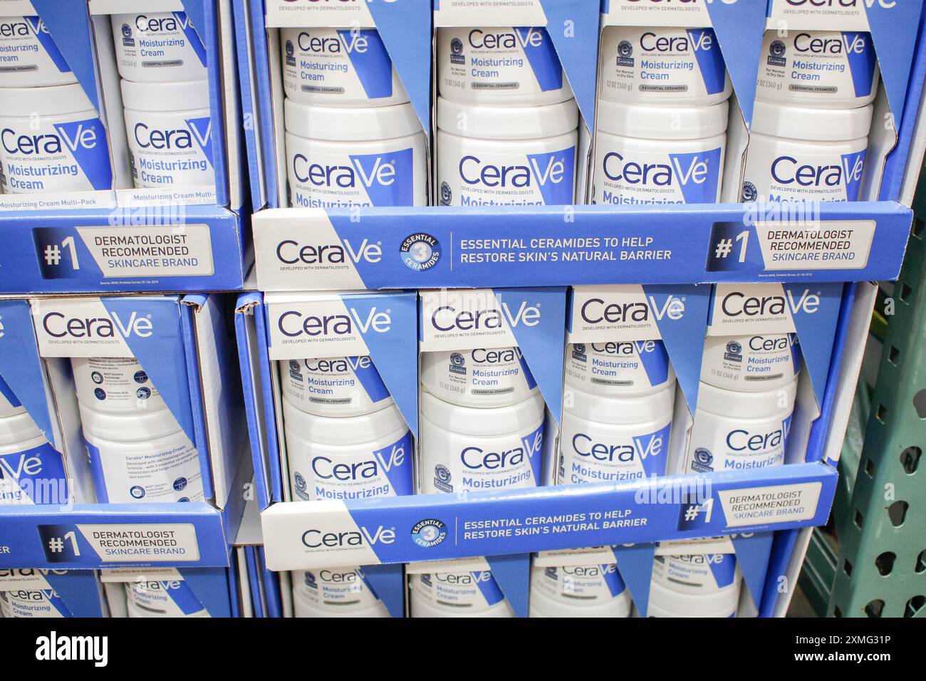 Los Angeles, Californie, États-Unis - 04-26-2021, une vue de plusieurs paquets de crème hydratante CeraVe, au magasin. Banque D'Images
