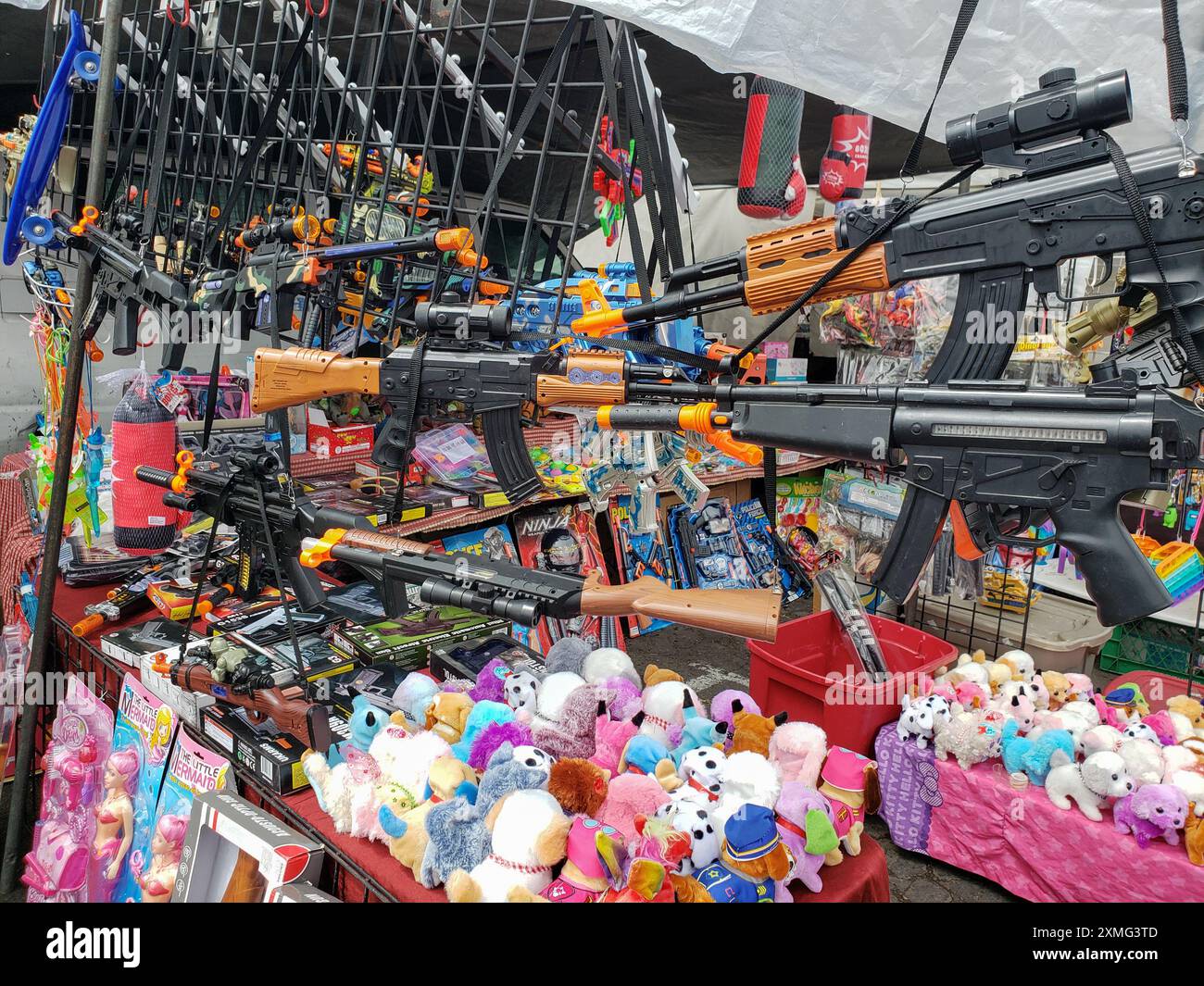Los Angeles, Californie, États-Unis - 04-26-2021, une vue de plusieurs pistolets de jouet semi-automatiques et automatiques exposés à une tente dans une rencontre d'échange. Banque D'Images