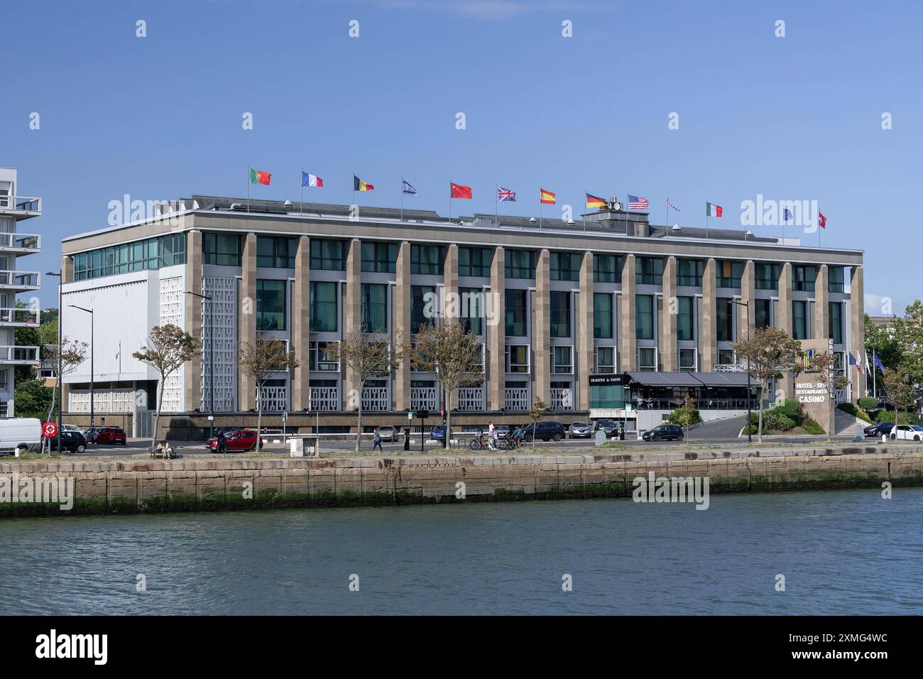 Le Havre, France - bâtiment de la Chambre de commerce et d'industrie transformé en casino, construit dans les années 50 le long du bassin du commerce. Banque D'Images