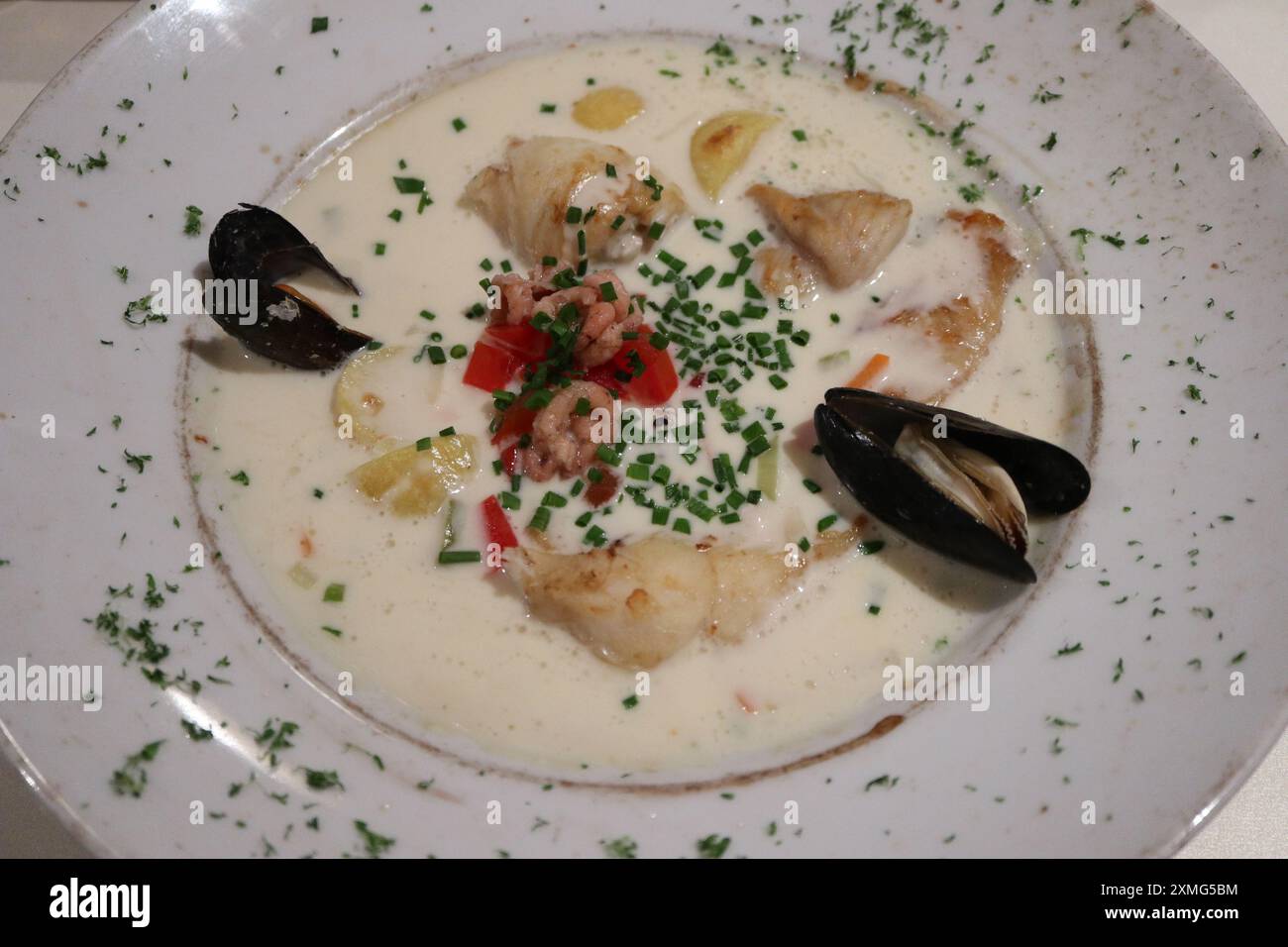 Waterzooi (ragoût de poulet à la crème), cuisine locale belge, dans un restaurant à Bruges, Belgique Banque D'Images