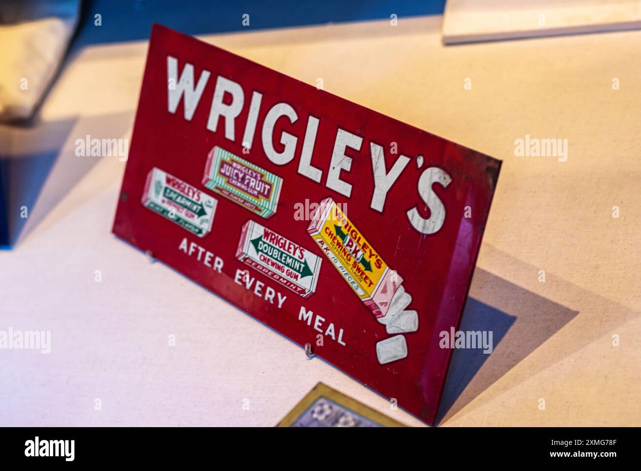 Los Angeles, États-Unis. 27 juillet 2024. Un ancien panneau publicitaire vintage pour la gomme de Wrigley avec le slogan «After Every Meal,» vers 1920, exposé au Japanese American National Museum (JANM) en Californie. Crédit : Stu Gray/Alamy Live News. Banque D'Images