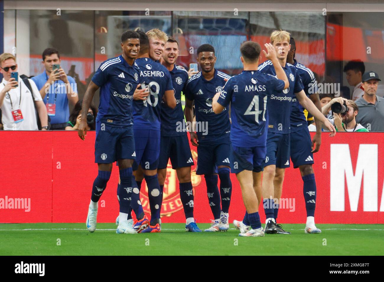 Los Angeles, États-Unis. 27 juillet 2024. Rasmus Hojlund de Manchester United (troisième l) célèbre avec ses coéquipiers après avoir marqué un but lors d'un match de football amical d'avant-saison au Sofi Stadium. Score final ; Manchester United 1:2 Arsenal Credit : SOPA images Limited/Alamy Live News Banque D'Images