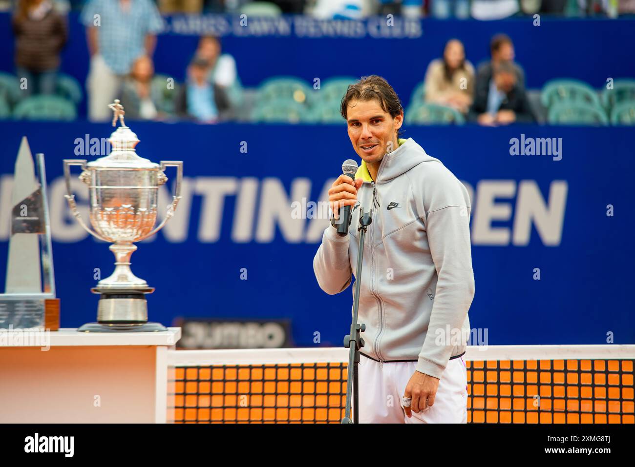 Rafa Nadal (Espagne) joue un tournoi ATP sur terrain de terre battue. Banque D'Images