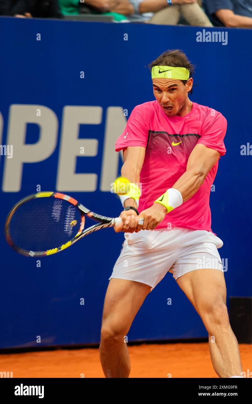 Rafa Nadal (Espagne) joue un tournoi ATP sur terrain de terre battue. Banque D'Images