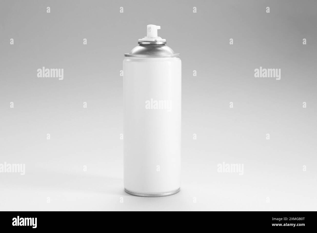 Peut de peinture en aérosol blanche sur fond gris Banque D'Images