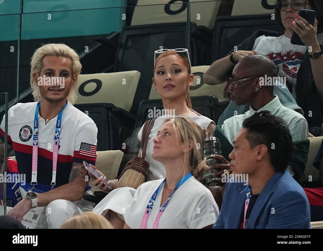 Ariana Grande regarde Simone Biles le jour 2 des Jeux Olympiques Paris 2024 à Bercy Arena le 28 juillet 2024 à Paris, France. Banque D'Images