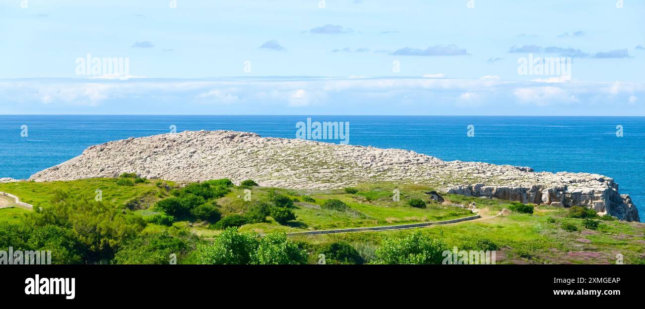 Formation rocheuse érodée par le temps sur la côte Suances Cantabria Espagne Banque D'Images