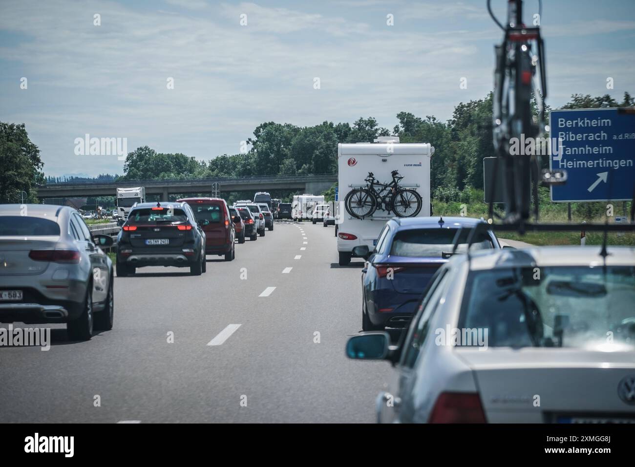 Stau, Autobahn, Verkehr, Reiseverkehr, Ferienbeginn, Rückreiseverkehr, Ferienverkehr, Verkehrsdichte, Sommerurlaub, Stauwarnung, Überlastung, Verkehrschaos, Verkehrsbehinderung, Verzögerungen, Verkehrsbelastung, Staustellen, Verkehrsstörungen, Verkehrsfluss, Verkehrsüberwachung, Reisewelle, Ferienreisende, Stauprognose, Verkehrsinfo, Verkehrsfunk, Reiseplanung, Urlaubszeit, Verkehrsaufkommen, Reisehochzeit, PKW, Motorrad, Rettungsgasse, Symbolbild. *** Embouteillage, autoroute, trafic, trafic de voyage, début de vacances, trafic de retour, trafic de vacances, densité du trafic, vacances d'été, trafic j Banque D'Images