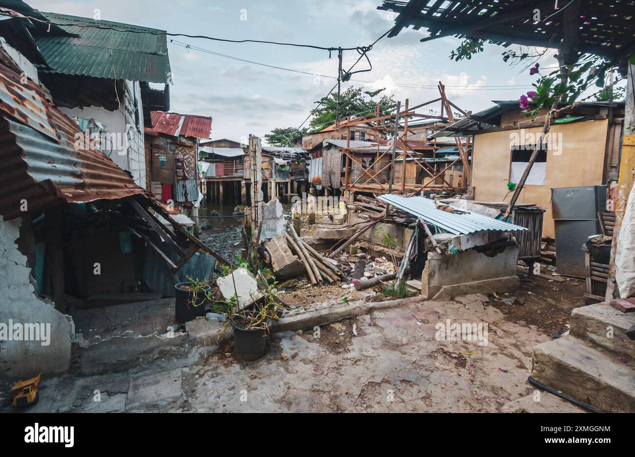 La vie au milieu des défis dans une communauté de bidonvilles philippins entourée de mauvaises conditions de vie et de pollution Banque D'Images