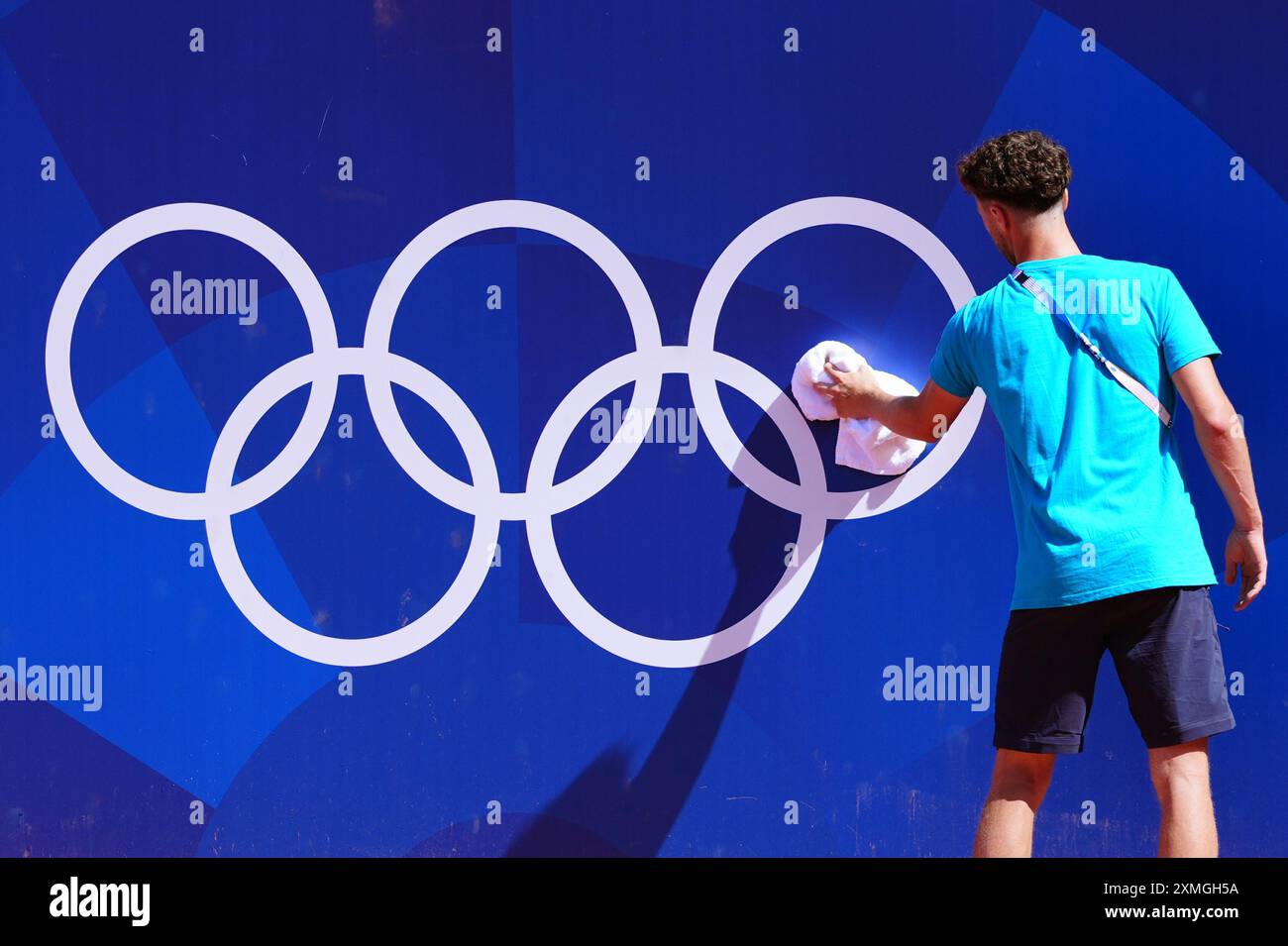 Les anneaux olympiques sont nettoyés à Roland-Garros, le deuxième jour des Jeux Olympiques de Paris 2024 en France. Date de la photo : dimanche 28 juillet 2024. Banque D'Images