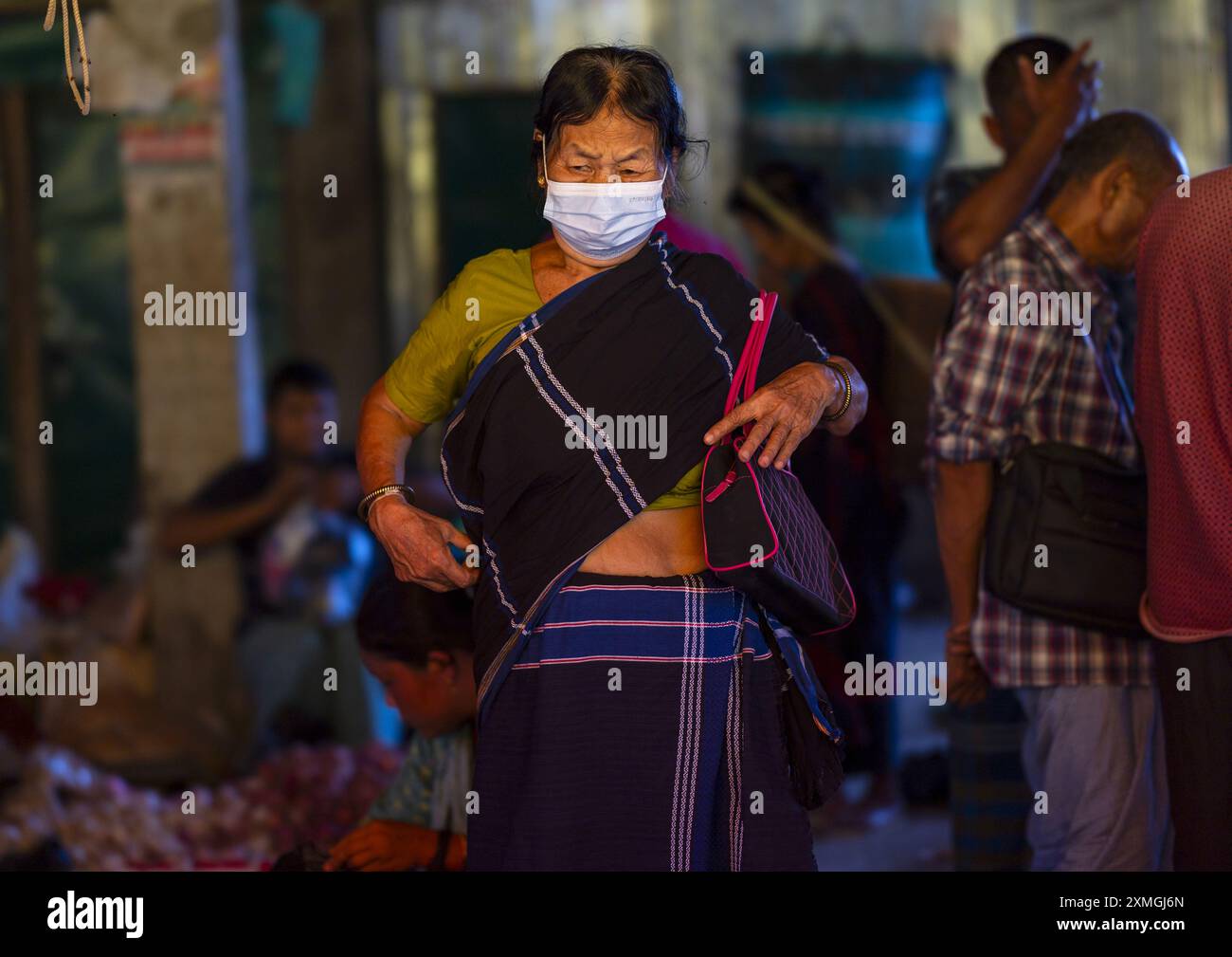 Femme de la tribu Chakma portant un masque covid, Division de Chittagong, Rangamati Sadar, Bangladesh Banque D'Images