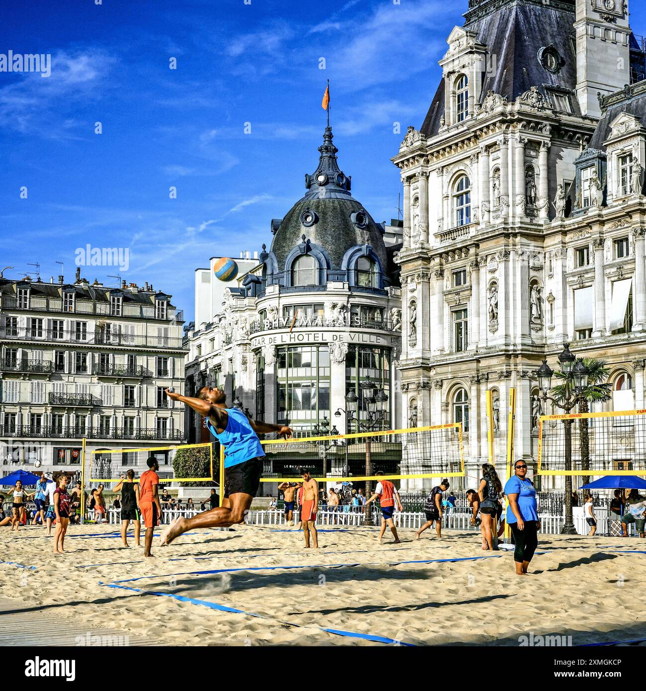 FRANCE. PARIS (75) 4E ARRONDISSEMENT. TOURNOI DE BEACH VOLLEY À PARIS-PLAGES. PRÉVISION DE LA MAIRIE. EN ARRIÈRE-PLAN, LA MAIRIE BAZAAR - BHV Banque D'Images