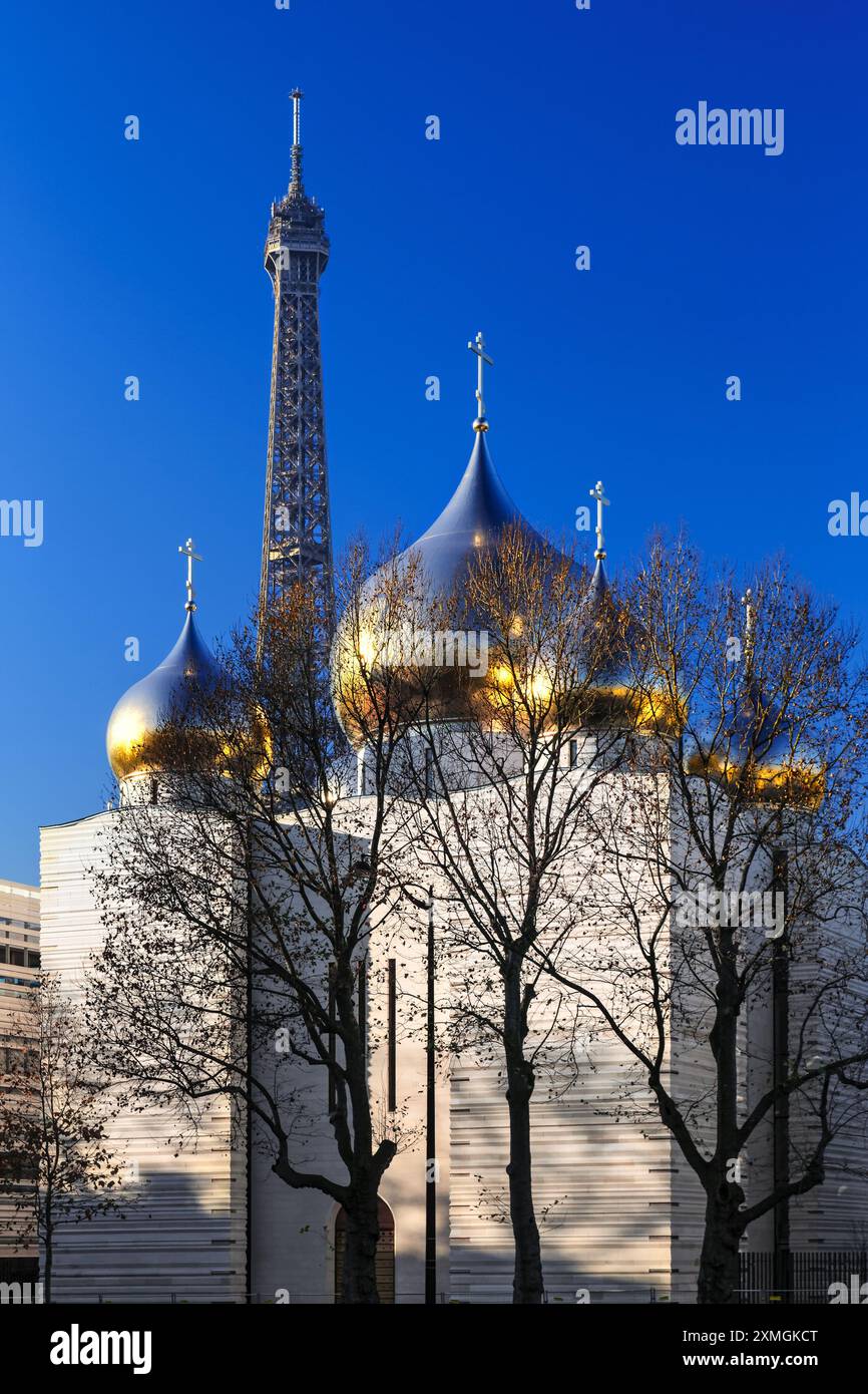 FRANCE. PARIS (75) COUPOLES DE LA NOUVELLE CATHÉDRALE ORTHODOXE RUSSE SAINTE-TRINITE PAR L'ARCHITECTE JEAN-MICHEL WILMOTTE, TOUR EIFFEL EN ARRIÈRE-PLAN Banque D'Images