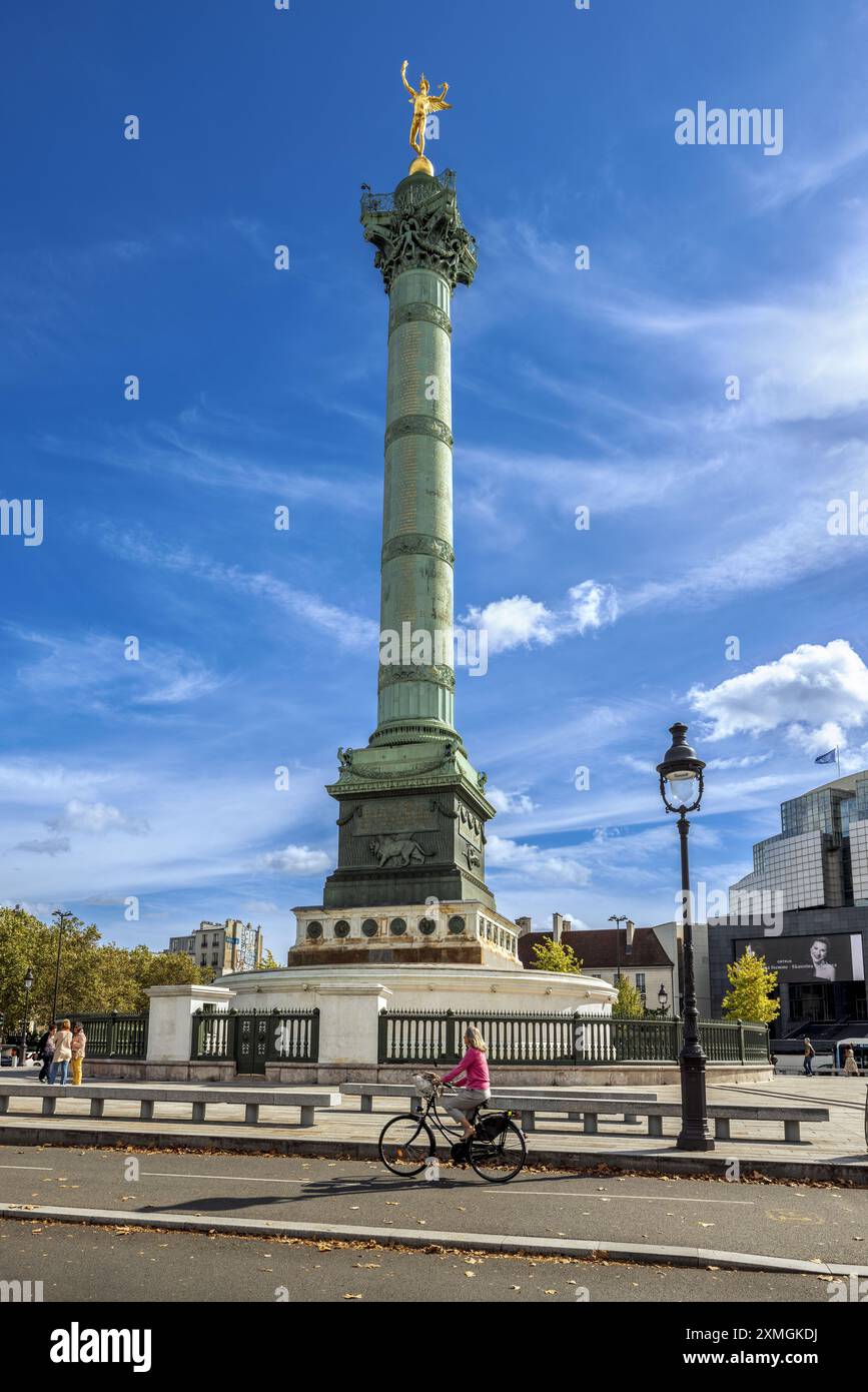 FRANCE. PARIS (75) 4E ARRONDISSEMENT. CYCLISTE DEVANT LA COLONNE DE JUILLET ET LE GÉNIE DU BASTILLEPARIS Banque D'Images