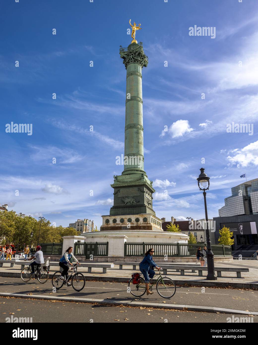 FRANCE. PARIS (75) 4E ARRONDISSEMENT. BASTILLE'S PLACE. CYCLISTES SUR LES PISTES CYCLABLES DEVANT LA COLONNE DE JUILLET Banque D'Images