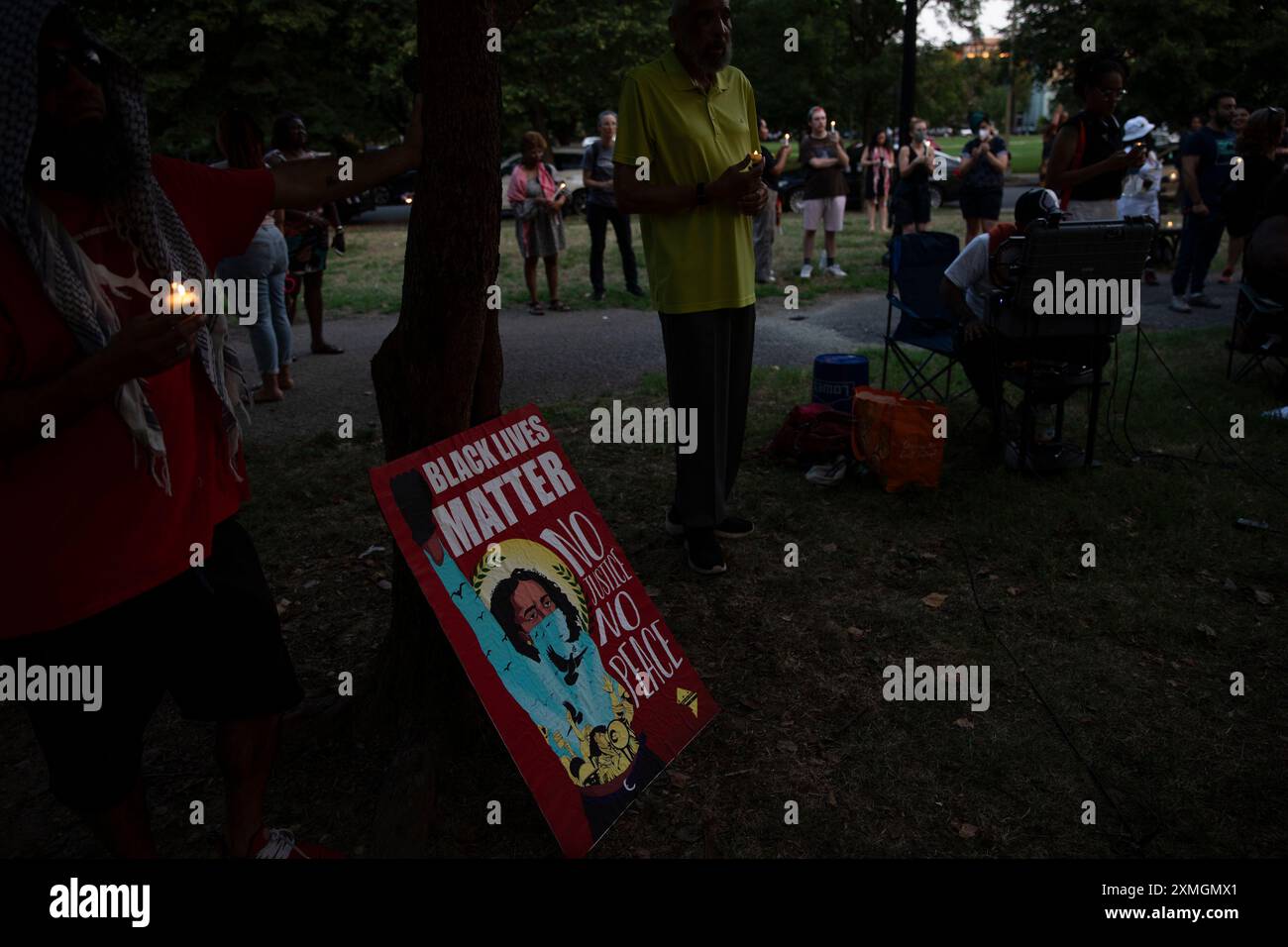 Washington DC, États-Unis. 27 juillet 2024. Des femmes noires locales organisent une veillée pour Sonya Massey à Folger Park à Washington DC, États-Unis, le 27 juillet 2024. Massey, une afro-américaine de 36 ans, a été tuée par un policier de l'Illinois, Sean P Grayson, le 6 juillet 2024, à son domicile de Woodside Township, Illinois. Après cet incident, le président Joe Biden a publié une déclaration immédiatement après la sortie des images de Bodycam. (Photo de Aashish Kiphayet/ Alamy Live News) Banque D'Images