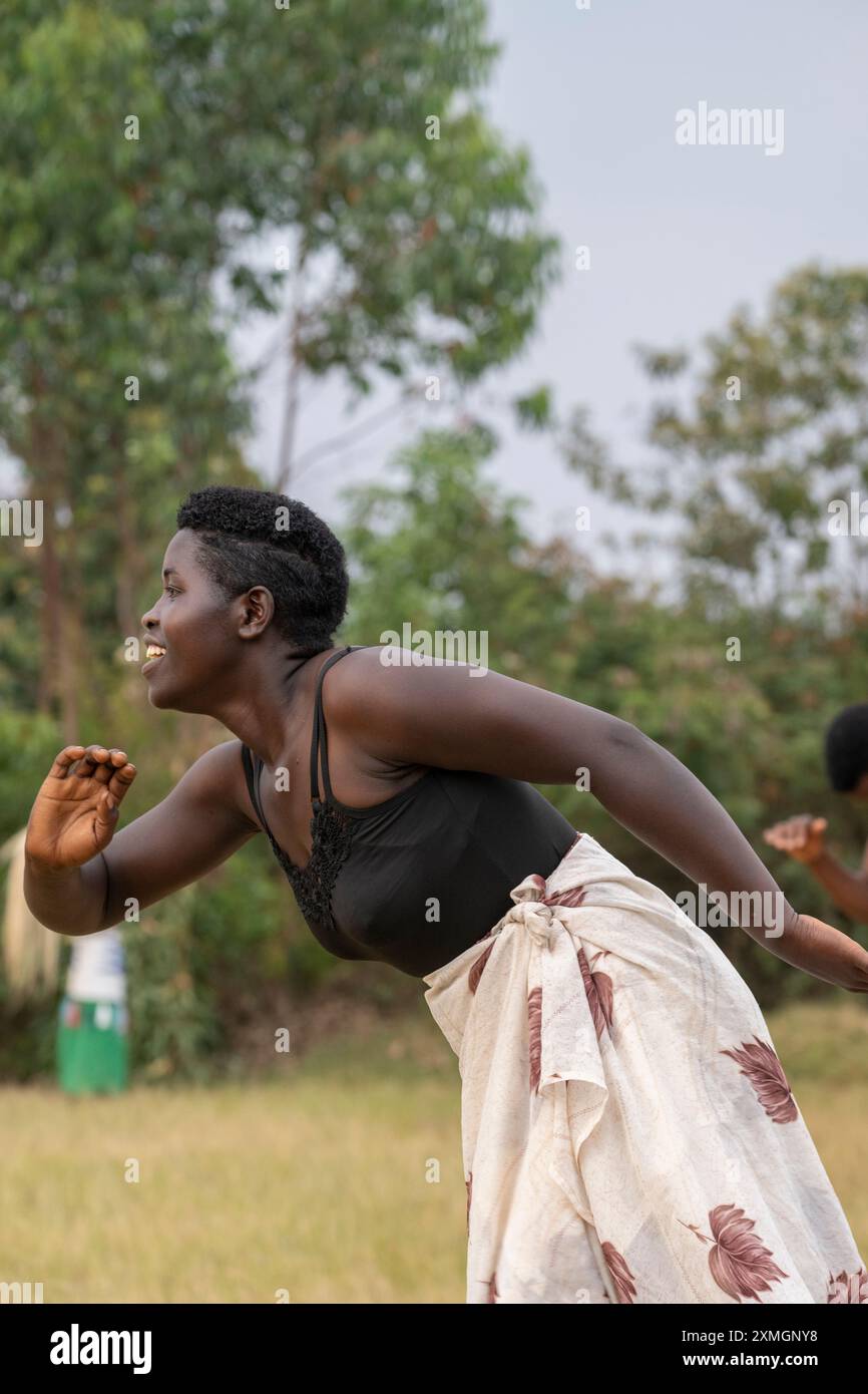 Rwanda, Virunga Lodge. Volcanoes Safaris Partnership Trust (VSPT) démonstration de danse culturelle traditionnelle. Banque D'Images