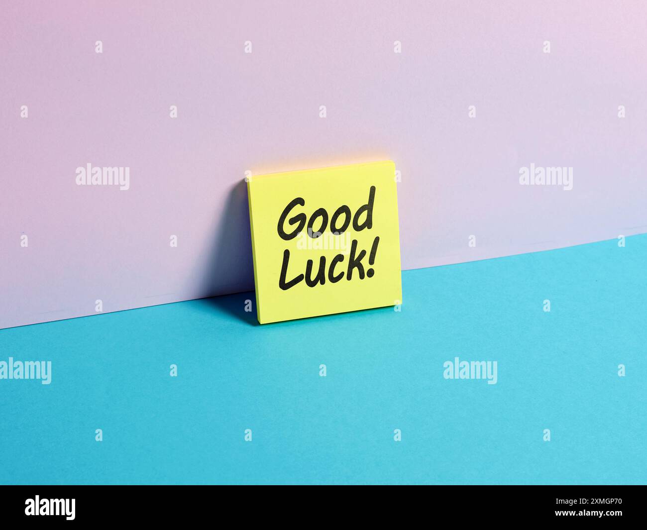 Je souhaite bonne chance. Le message bonne chance sur un papier de note collante. Banque D'Images