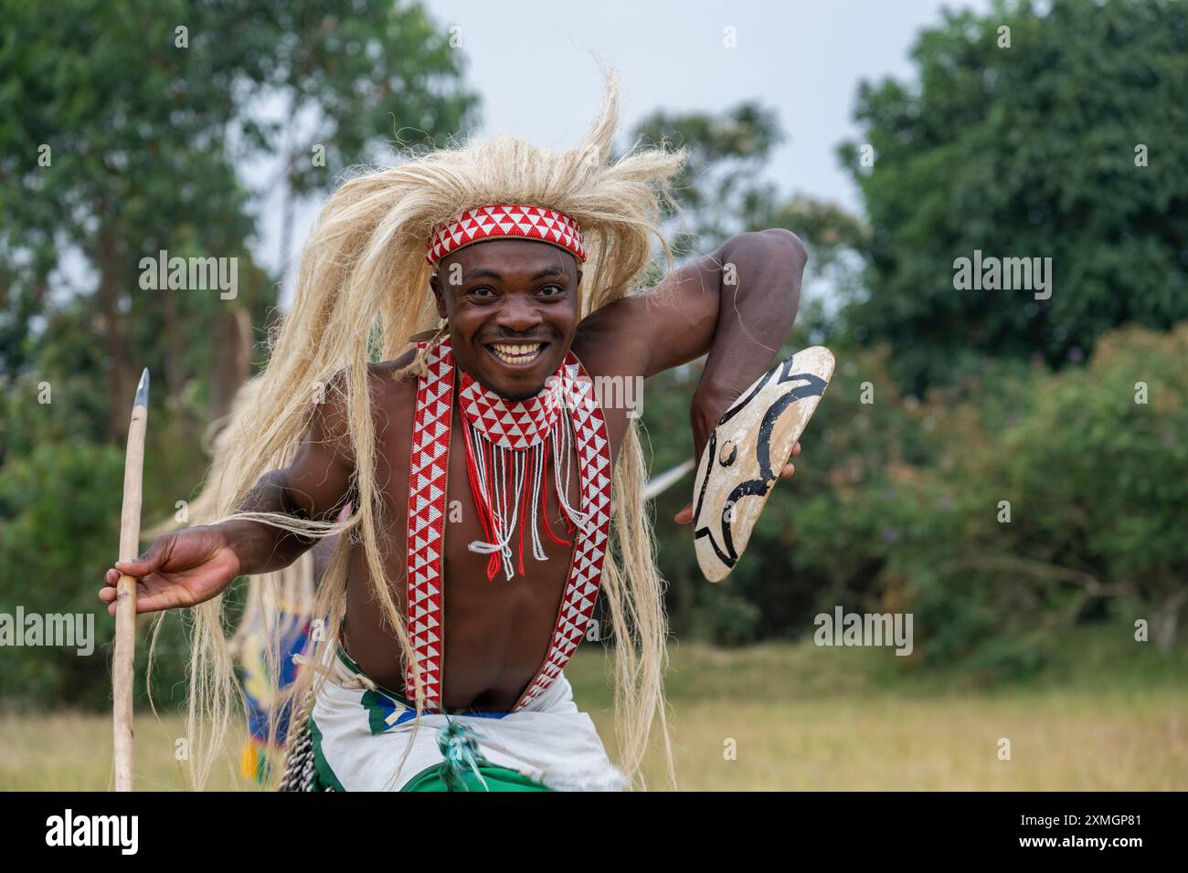 Rwanda, Virunga Lodge. Volcanoes Safaris Partnership Trust (VSPT) démonstration de danse culturelle traditionnelle. Banque D'Images