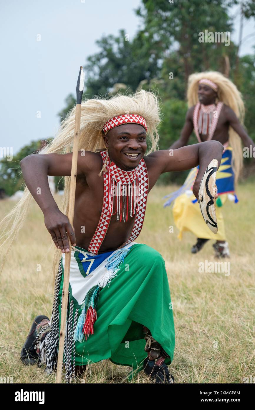 Rwanda, Virunga Lodge. Volcanoes Safaris Partnership Trust (VSPT) démonstration de danse culturelle traditionnelle. Banque D'Images