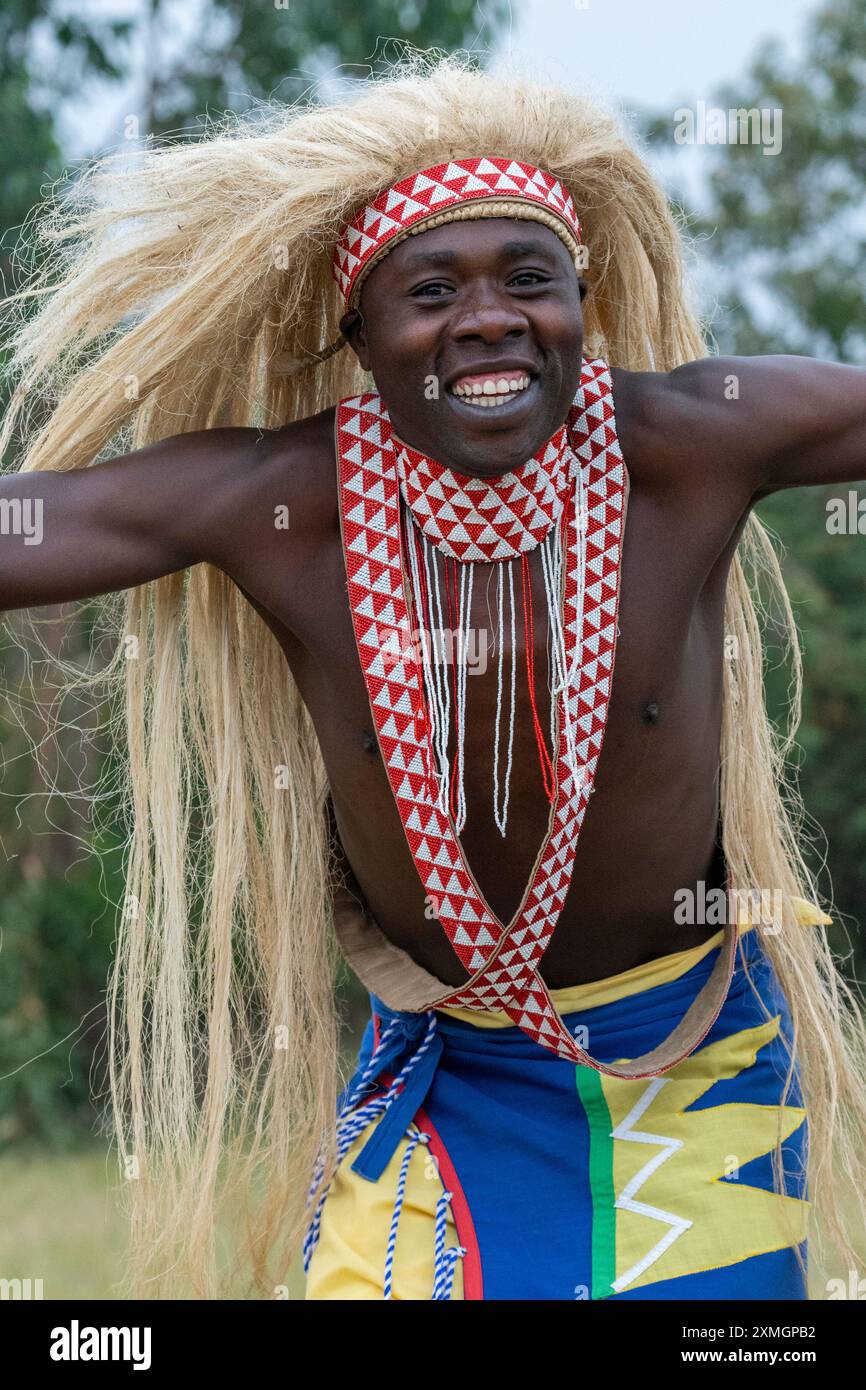 Rwanda, Virunga Lodge. Volcanoes Safaris Partnership Trust (VSPT) démonstration de danse culturelle traditionnelle. Banque D'Images