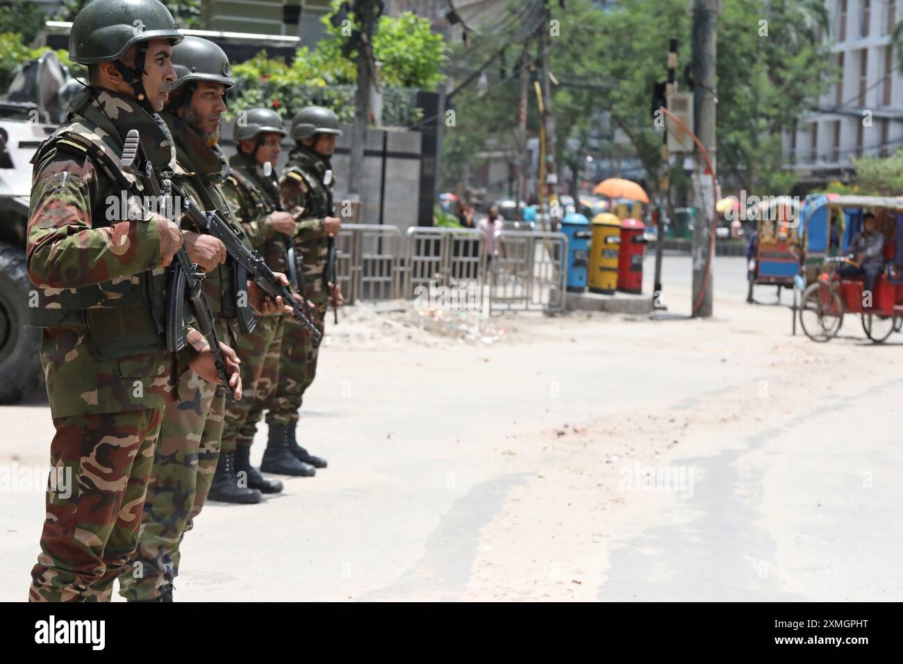 Dhaka, Wari, Bangladesh. 27 juillet 2024. L'armée du Bangladesh monte la garde près du Secrétariat du pays alors que le couvre-feu est assoupli après les manifestations anti-quotas, à Dacca le 28 juillet 2024. Le Bangladesh a déclaré que trois leaders étudiants avaient été arrêtés pour leur propre sécurité après que le gouvernement eut imputé leurs protestations contre les quotas d'emplois dans la fonction publique à des jours de troubles mortels à l'échelle nationale. (Crédit image : © Habibur Rahman/ZUMA Press Wire) USAGE ÉDITORIAL SEULEMENT! Non destiné à UN USAGE commercial ! Banque D'Images