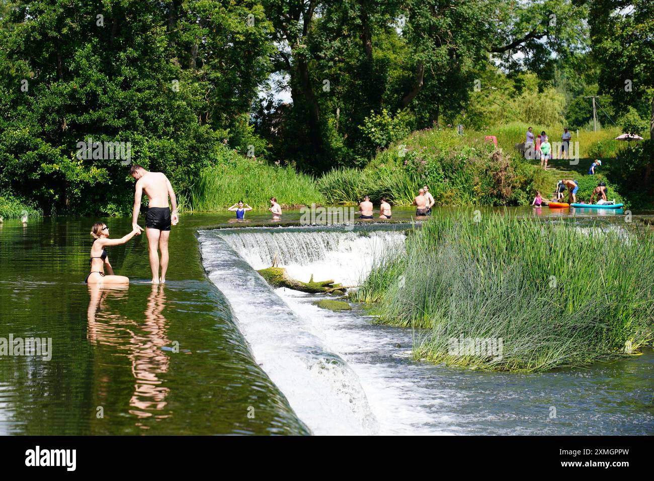 Les gens à Warleigh Weir sur la rivière Avon à Bath, Somerset. Date de la photo : dimanche 28 juillet 2024. Banque D'Images