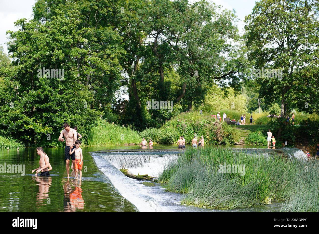 Les gens à Warleigh Weir sur la rivière Avon à Bath, Somerset. Date de la photo : dimanche 28 juillet 2024. Banque D'Images