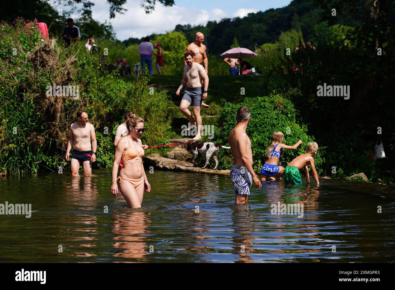 Les gens à Warleigh Weir sur la rivière Avon à Bath, Somerset. Date de la photo : dimanche 28 juillet 2024. Banque D'Images