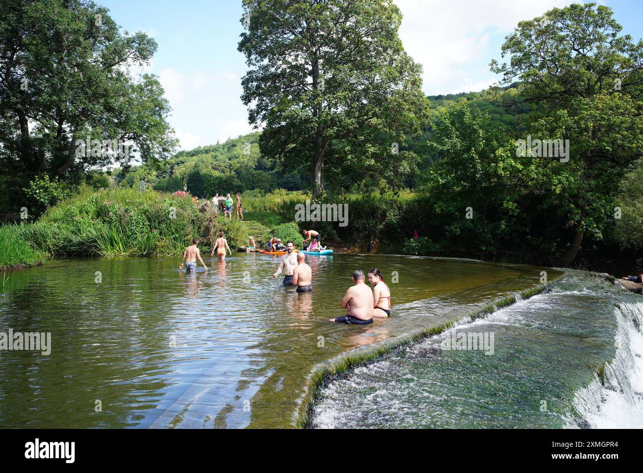 Les gens à Warleigh Weir sur la rivière Avon à Bath, Somerset. Date de la photo : dimanche 28 juillet 2024. Banque D'Images