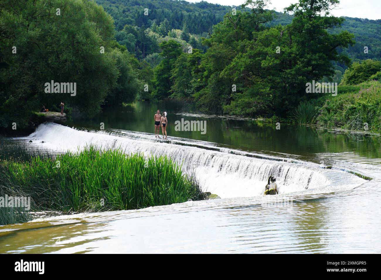 Les gens à Warleigh Weir sur la rivière Avon à Bath, Somerset. Date de la photo : dimanche 28 juillet 2024. Banque D'Images