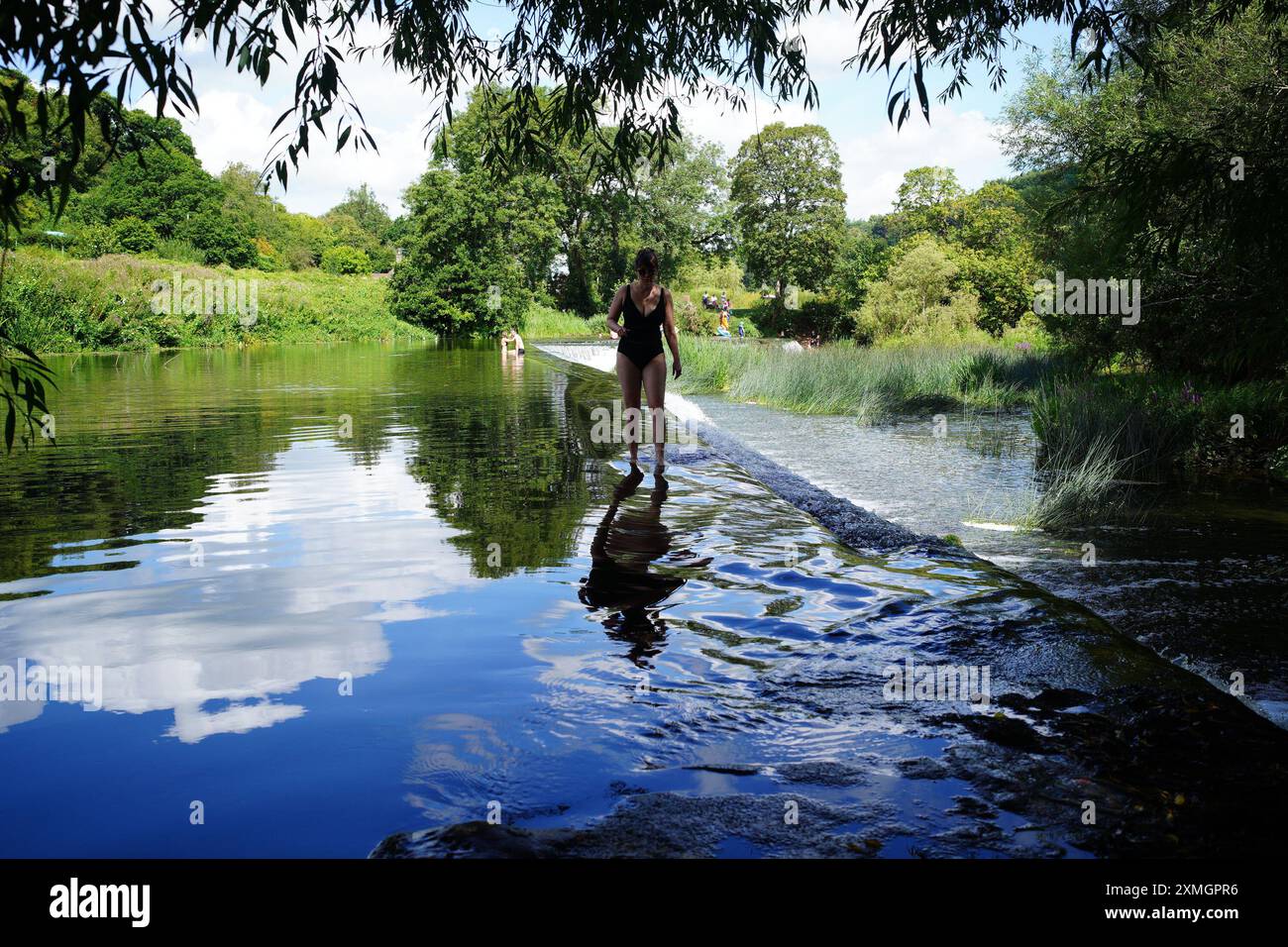 Les gens à Warleigh Weir sur la rivière Avon à Bath, Somerset. Date de la photo : dimanche 28 juillet 2024. Banque D'Images