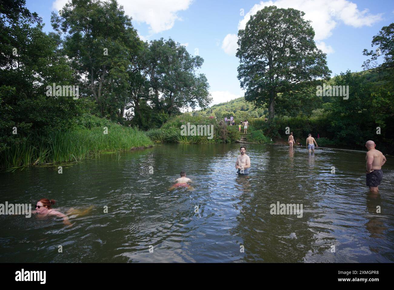 Les gens nagent à Warleigh Weir sur la rivière Avon à Bath, Somerset. Date de la photo : dimanche 28 juillet 2024. Banque D'Images