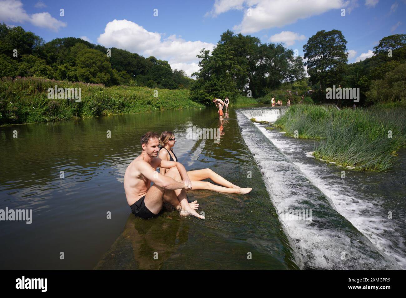 Les gens nagent à Warleigh Weir sur la rivière Avon à Bath, Somerset. Date de la photo : dimanche 28 juillet 2024. Banque D'Images
