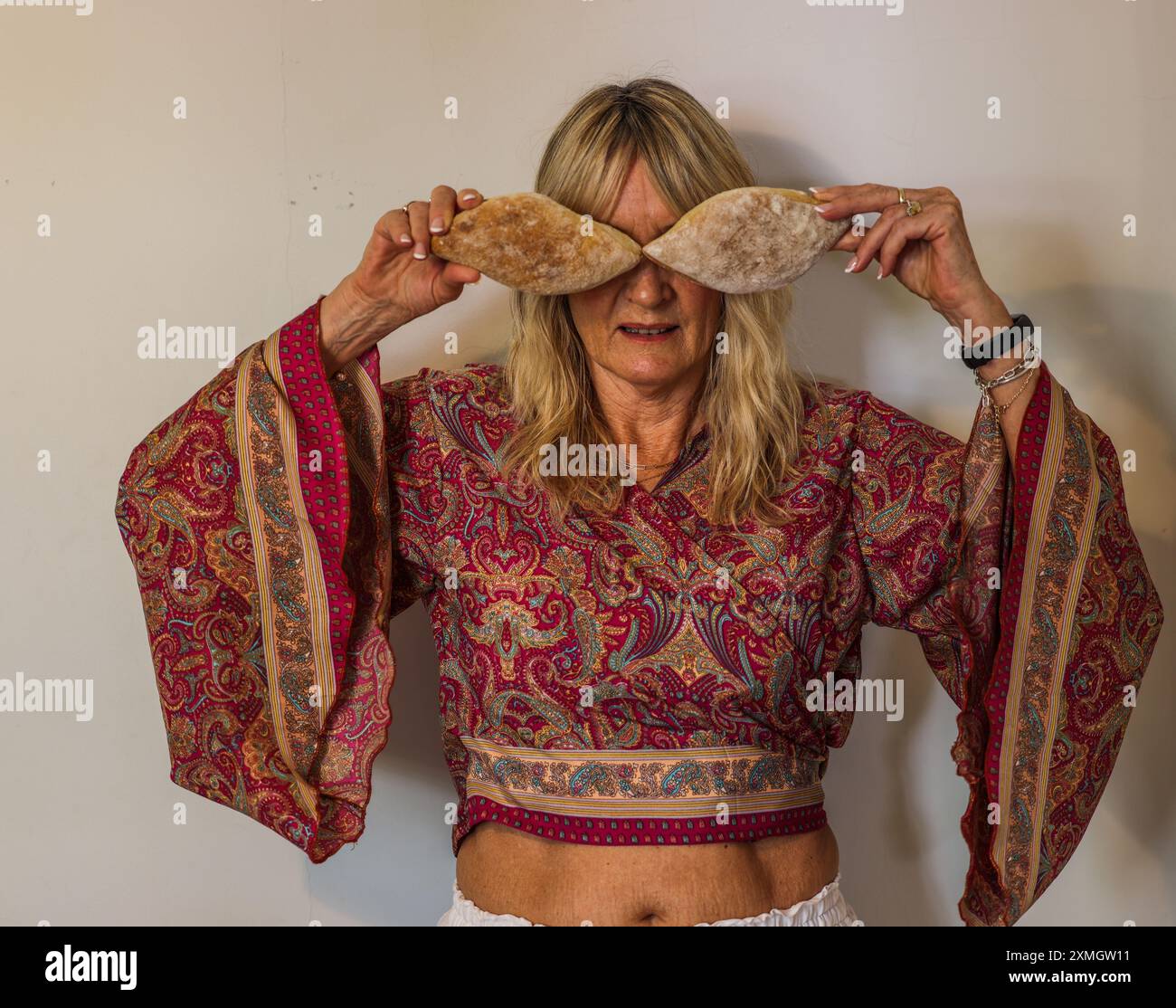 Londres, Royaume-Uni. 28 juillet 2024. Une nouvelle étude publiée cette semaine décrira que la démence est évitable, en raison des changements dans le mode de vie et l'environnement qui peuvent mener à la démence, parmi les superaliments pour aider à garder la démence à distance est le pain au levain . Les bactéries lactiques sont également responsables de l'augmentation des antioxydants dans le pain au levain par rapport aux autres types de pain. Les antioxydants protègent vos cellules contre les dommages qui causent des maladies graves telles que le cancer, les maladies cardiaques, la maladie d'Alzheimer. Paul Quezada-Neiman/Alamy Live News Credit : Paul Quezada-Neiman/Alamy Live News Banque D'Images