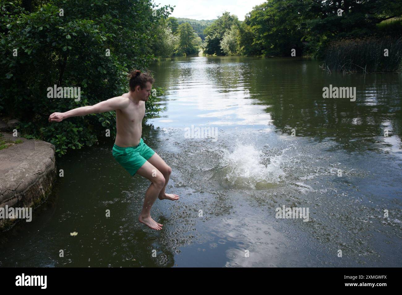 Les gens à Warleigh Weir sur la rivière Avon à Bath, Somerset. Date de la photo : dimanche 28 juillet 2024. Banque D'Images