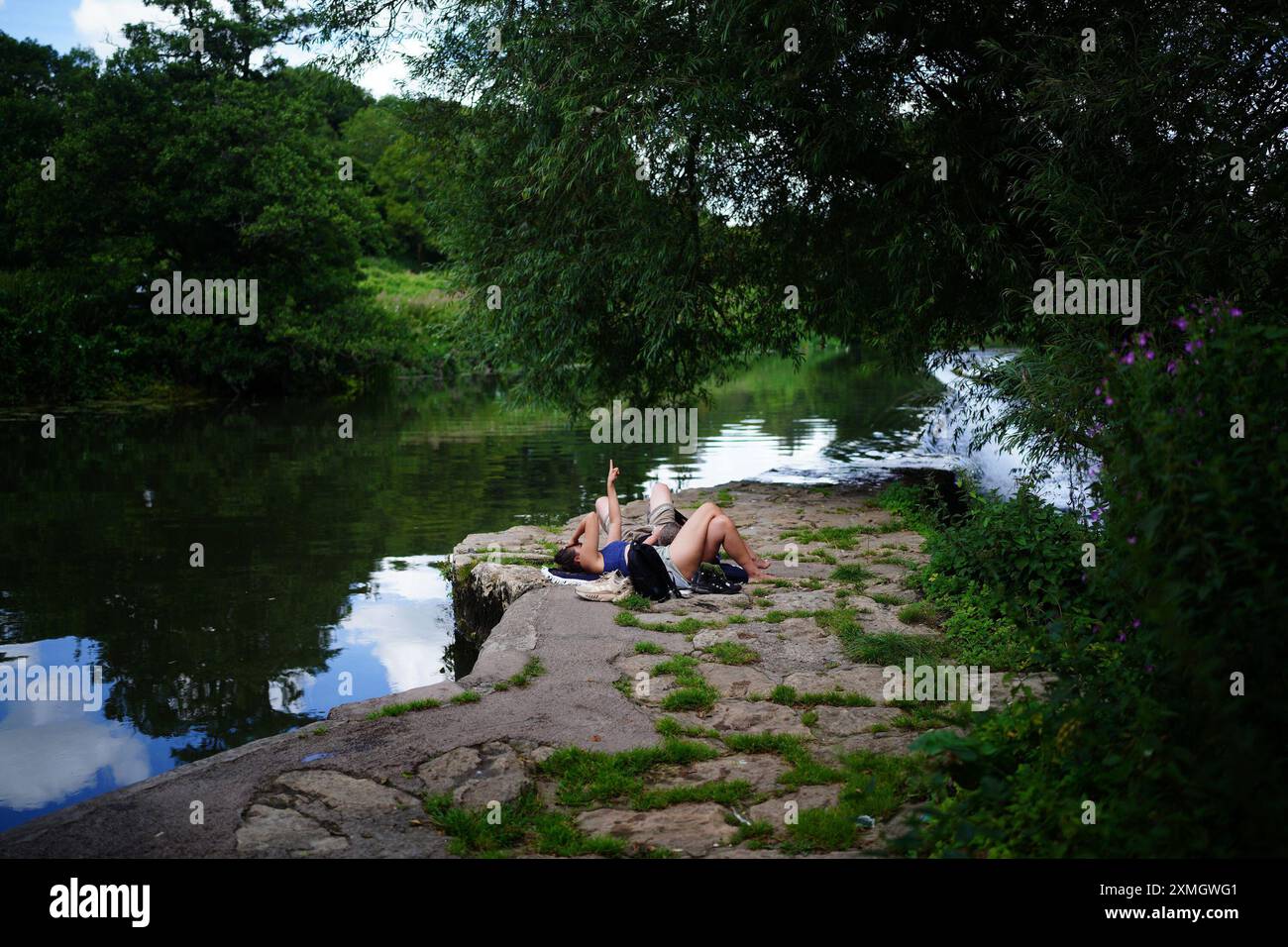 Les gens à Warleigh Weir sur la rivière Avon à Bath, Somerset. Date de la photo : dimanche 28 juillet 2024. Banque D'Images