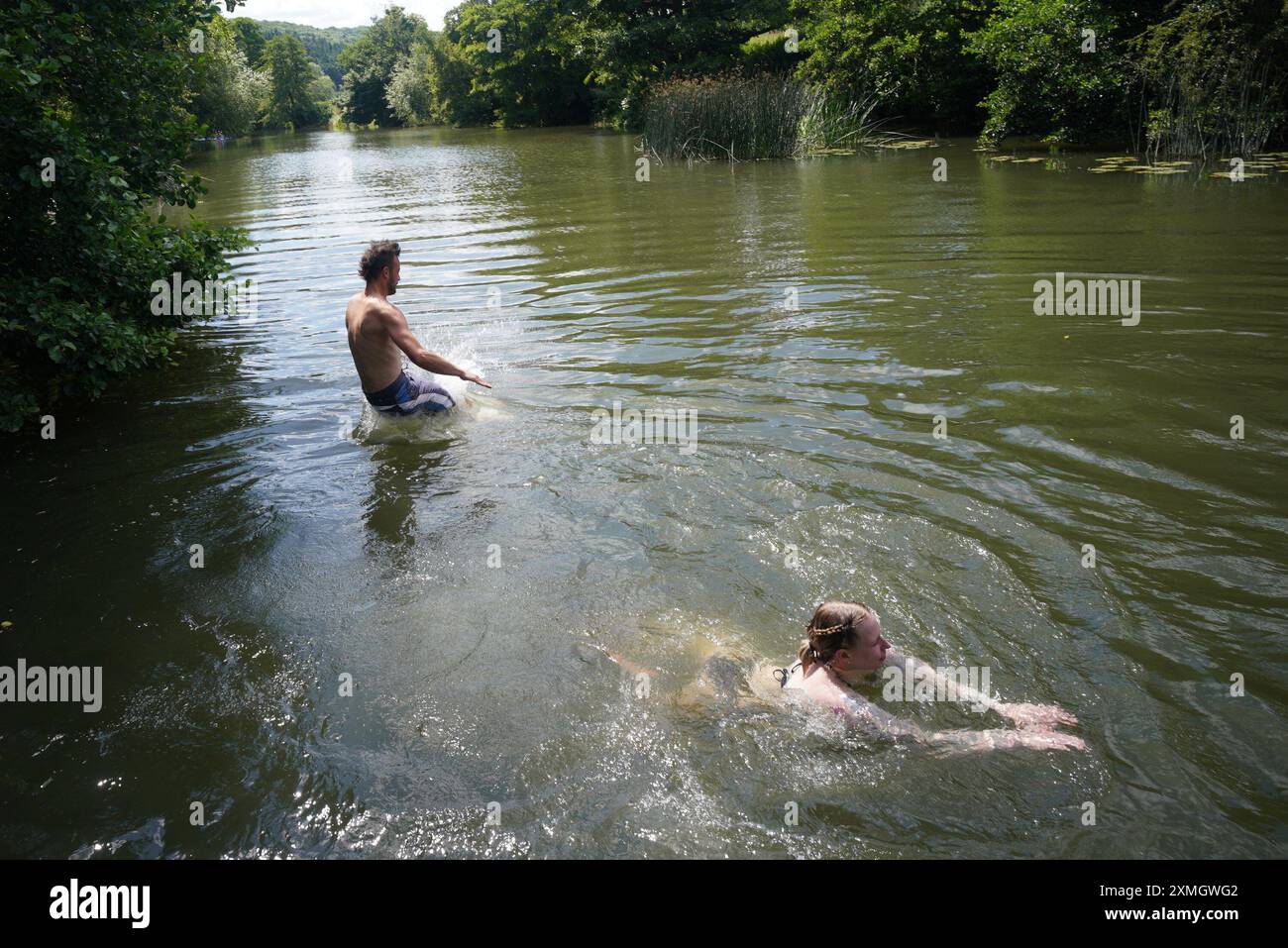 Les gens à Warleigh Weir sur la rivière Avon à Bath, Somerset. Date de la photo : dimanche 28 juillet 2024. Banque D'Images